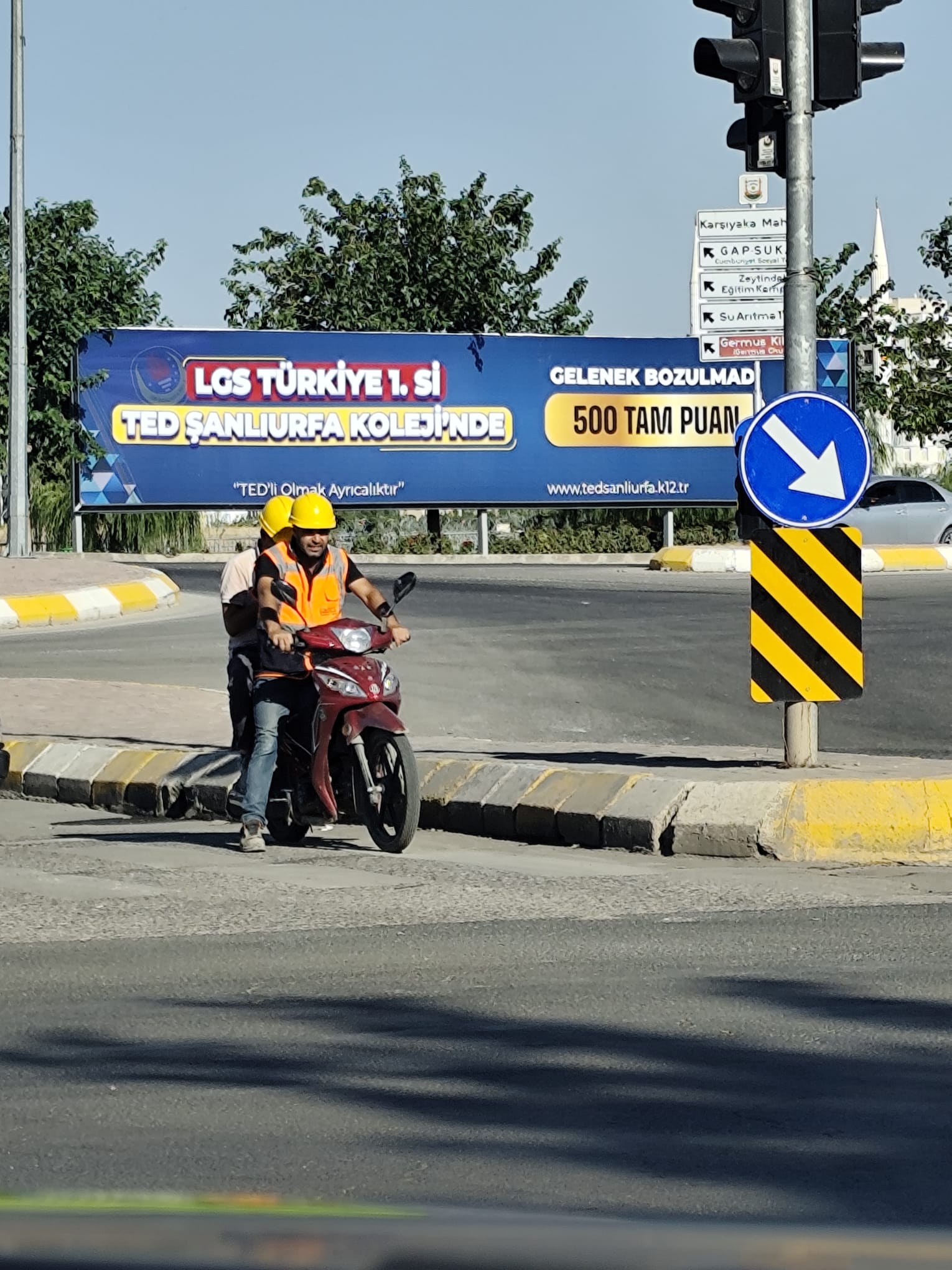 Şanlıurfa’da Görenleri Güldüren Görüntü: Kask Yerine Ne Taktıklarına İnanamayacaksınız!-1