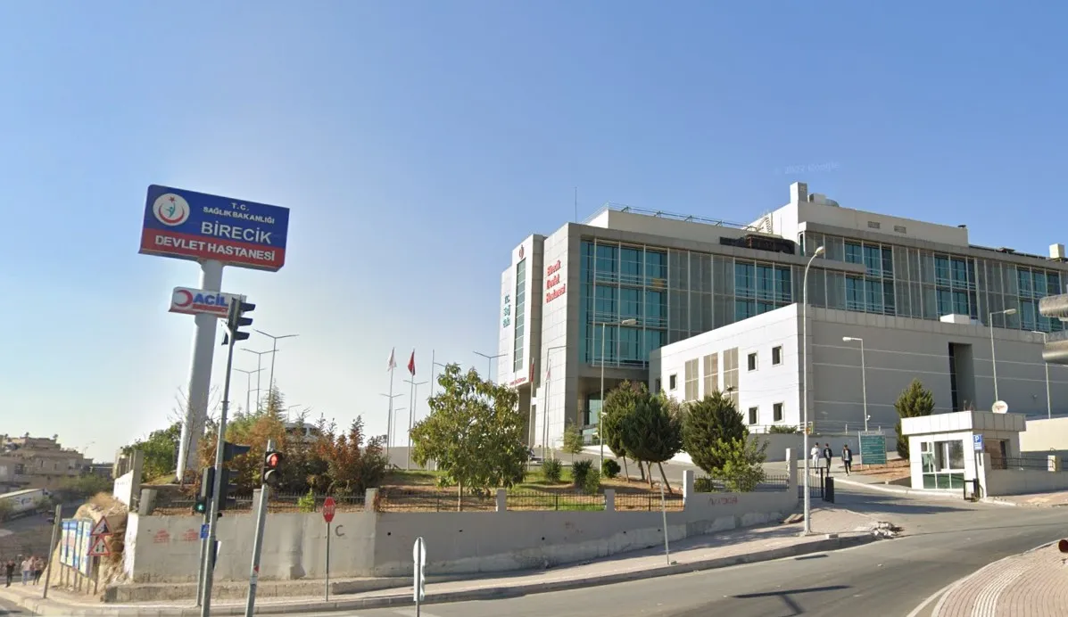 Birecik'te Klima Takmaya Çalışan 2 Kişi Yüksekten Beton Zemine Düştü