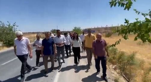 Dem Parti Şanlıurfa Milletvekili Dilan Kunt Ayan, Karaköprü Akziyaret Sulama Kanalının Bulduğu Bölgede Incelemede Bulundu. (1)