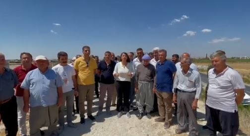 Dem Parti Şanlıurfa Milletvekili Dilan Kunt Ayan, Karaköprü Akziyaret Sulama Kanalının Bulduğu Bölgede Incelemede Bulundu. (3)