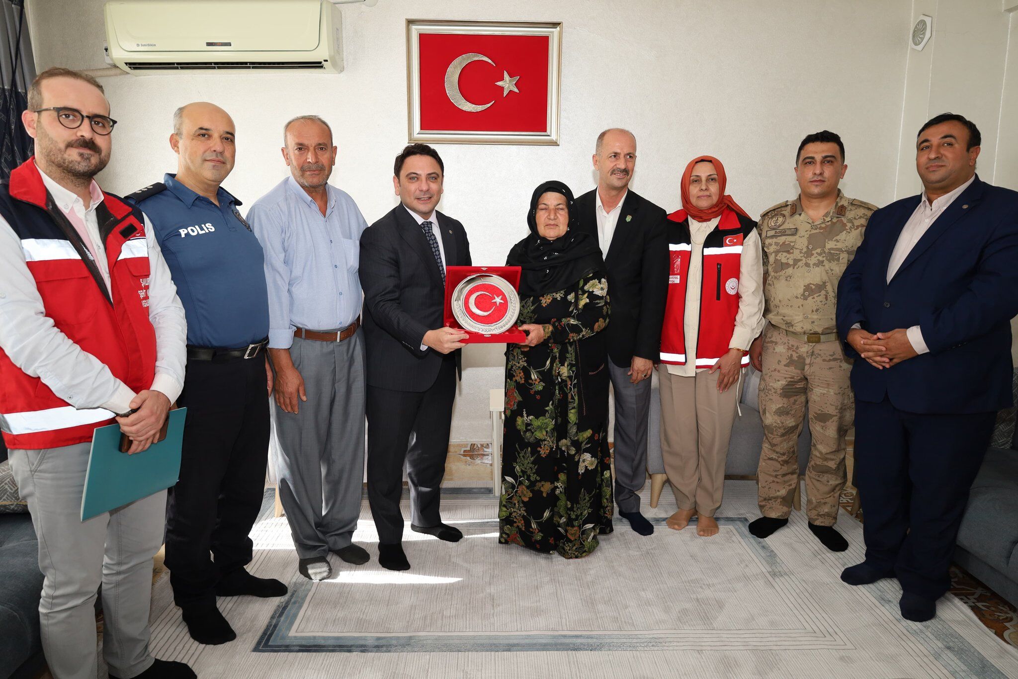 Haliliye Kaymakamı Muhammed Serkan Şahin, Kızılay Şubesini Ve Şehit Ailelerini Ziyaret Ederek Gönüllere Dokundu (7)