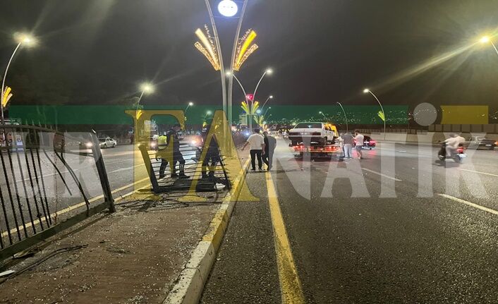 Necmettin Cevheri Bulvarı'nda Trafik Kazası Araç Bariyerlere Çarptı (1)