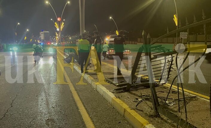 Necmettin Cevheri Bulvarı'nda Trafik Kazası Araç Bariyerlere Çarptı (3)