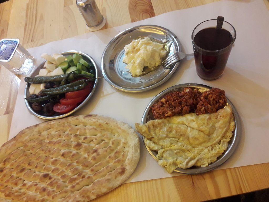 Patlıcanı, Biberi, Salçalı Yumurtasıyla Urfa Kahvaltısı İl Kültür Müdürlüğü Paylaşımı Mest Etti (2)