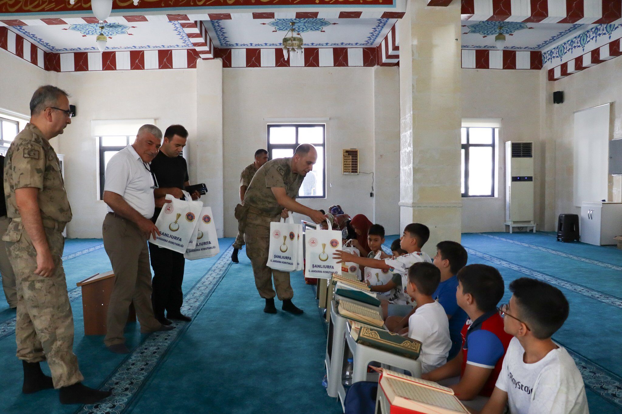 Şanlıurfa İl Jandarma Komutanı Albay Ali Naci Aldemir’den Kur’an Kursuna Ziyaret (4)