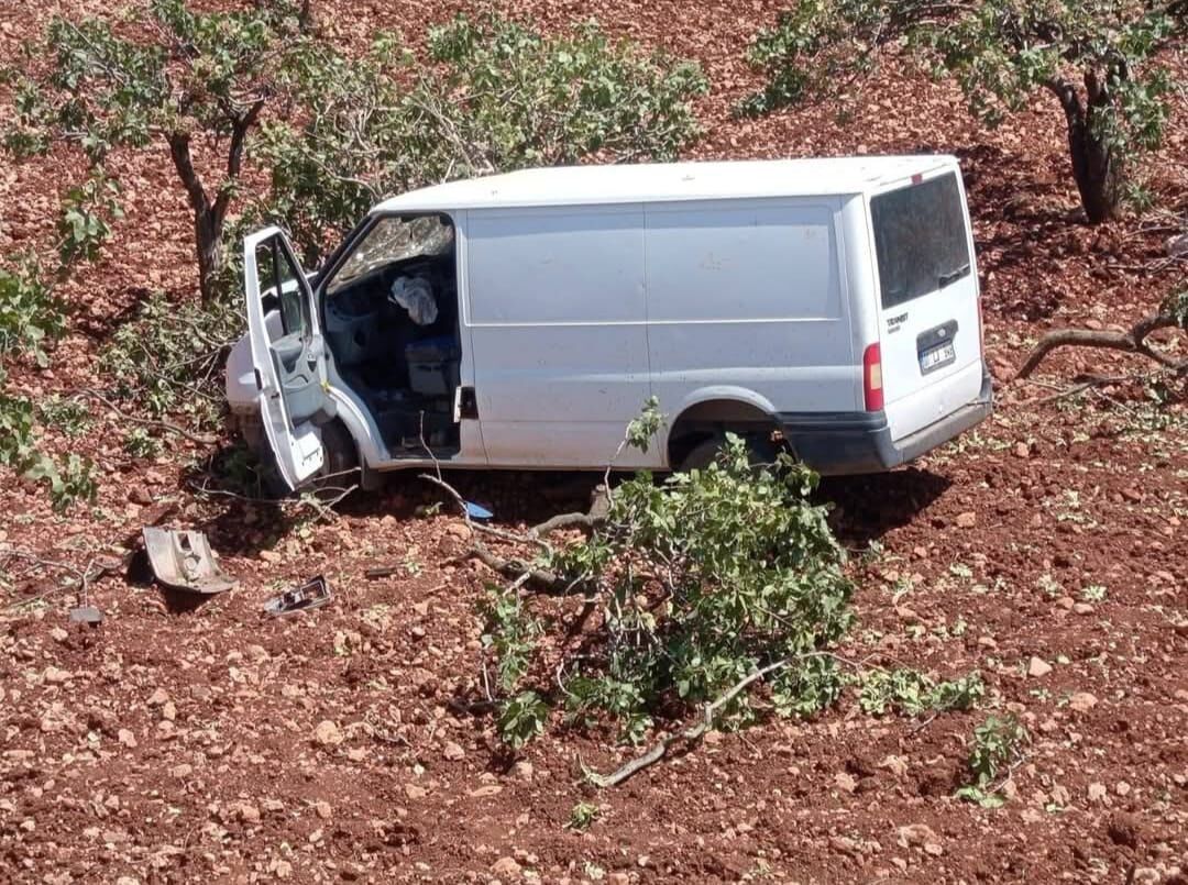 Şanlıurfa’nın Halfeti Ilçesinde Bir Ticari Araç Sürücünün Kontrolünden Çıkarak Fıstık Bahçesine Uçtu (3)