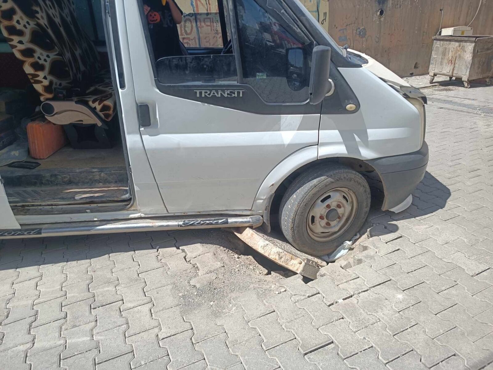 Viranşehir’de İlginç Kaza Minibüs Rögar Kapağına Düştü