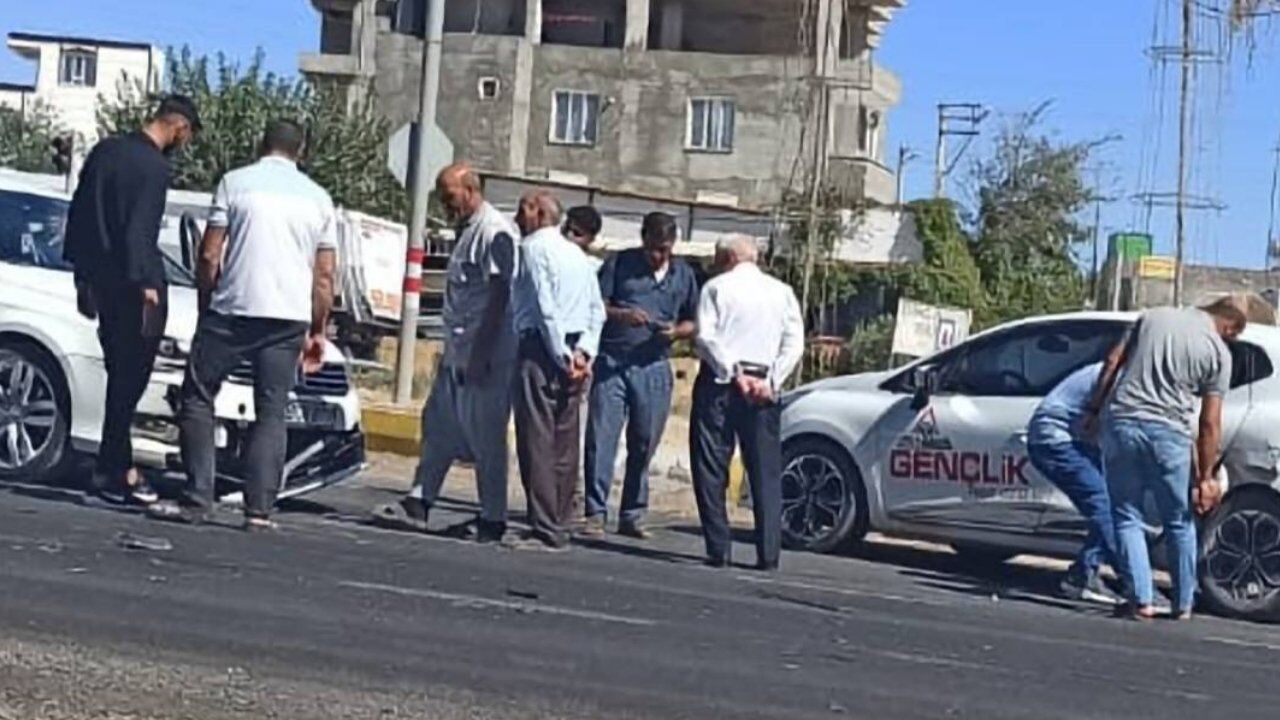 Hastane Kavşağında İki Otomobil Çarpıştı! (1)
