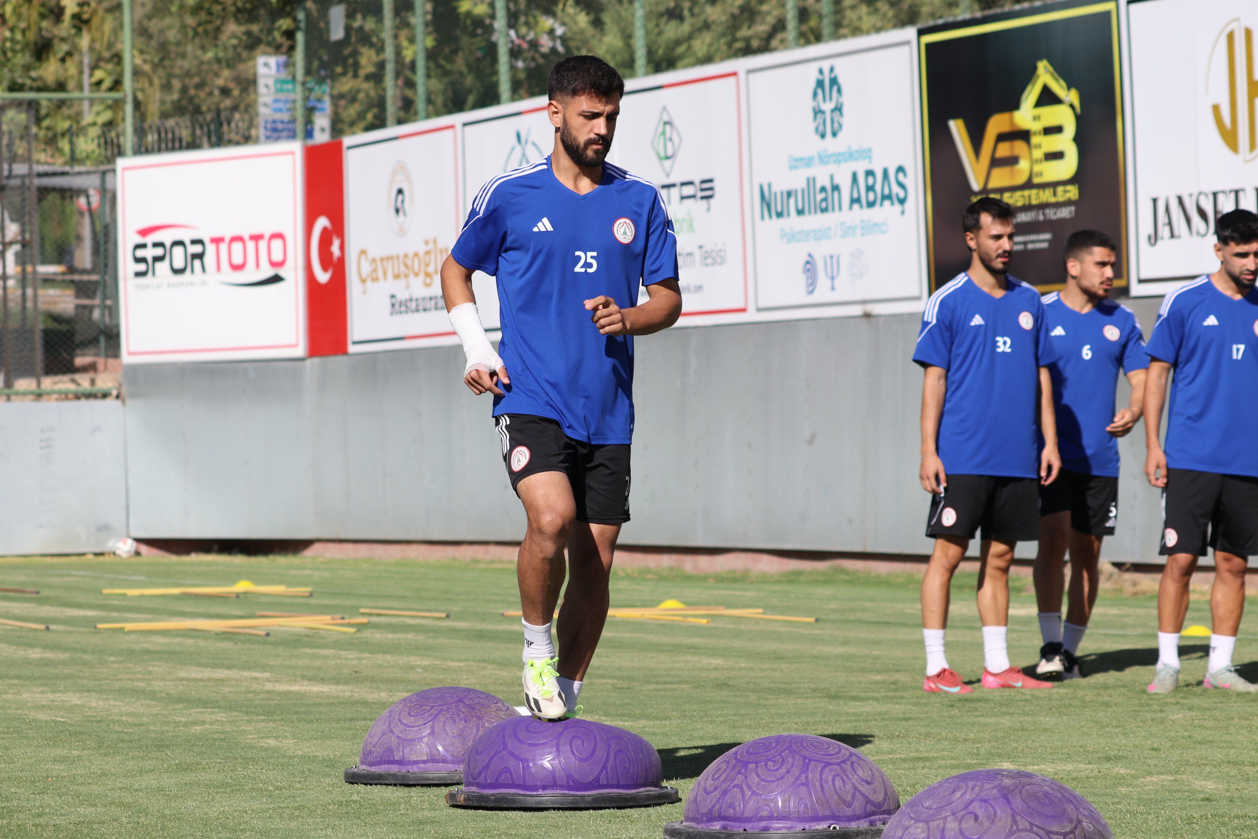 Karaköprü Belediyespor, Ligin 3. Haftasında Deplasmanda Oynayacağı Mazıdağı Fosfatspor Maçı Öncesi Hazırlıklarını Sürdürdü (1)
