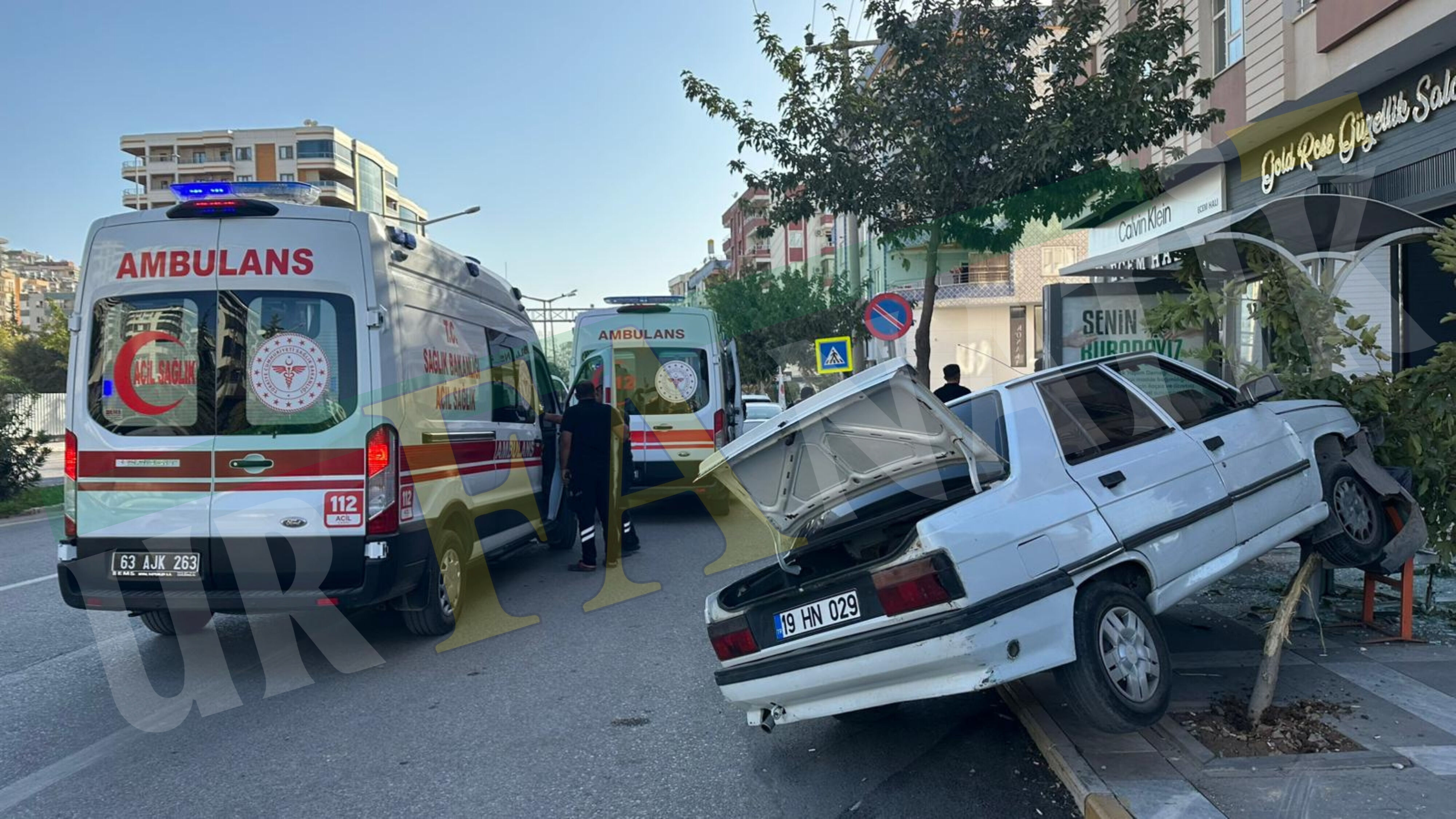Karaköprü ’De Otomobil Otobüs Durağına Daldı (2)-1