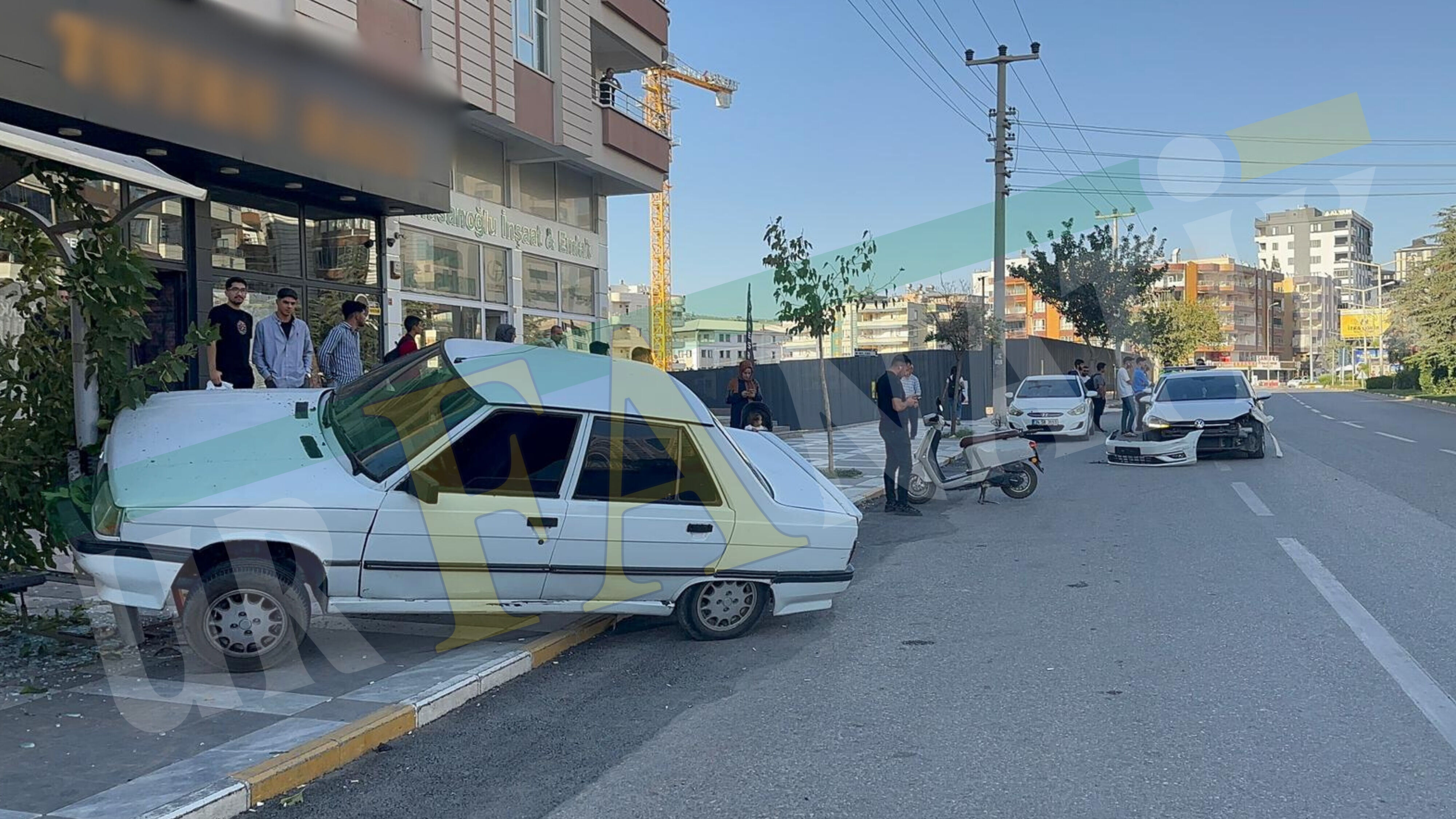 Karaköprü ’De Otomobil Otobüs Durağına Daldı (4)