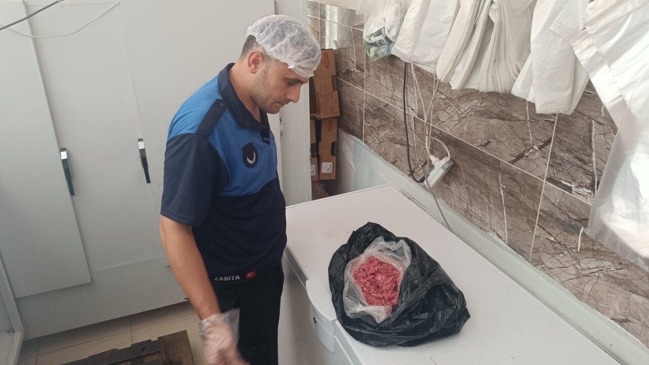 Karaköprü'de Bozulmuş Et Ele Geçirildi (1)