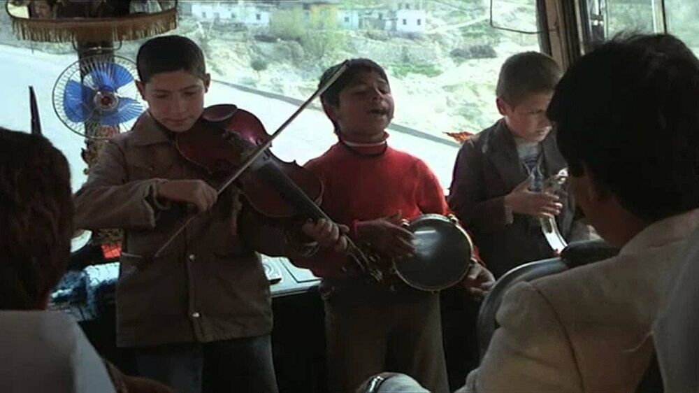 Otobüste Şarkı Söylyen Çocuklar