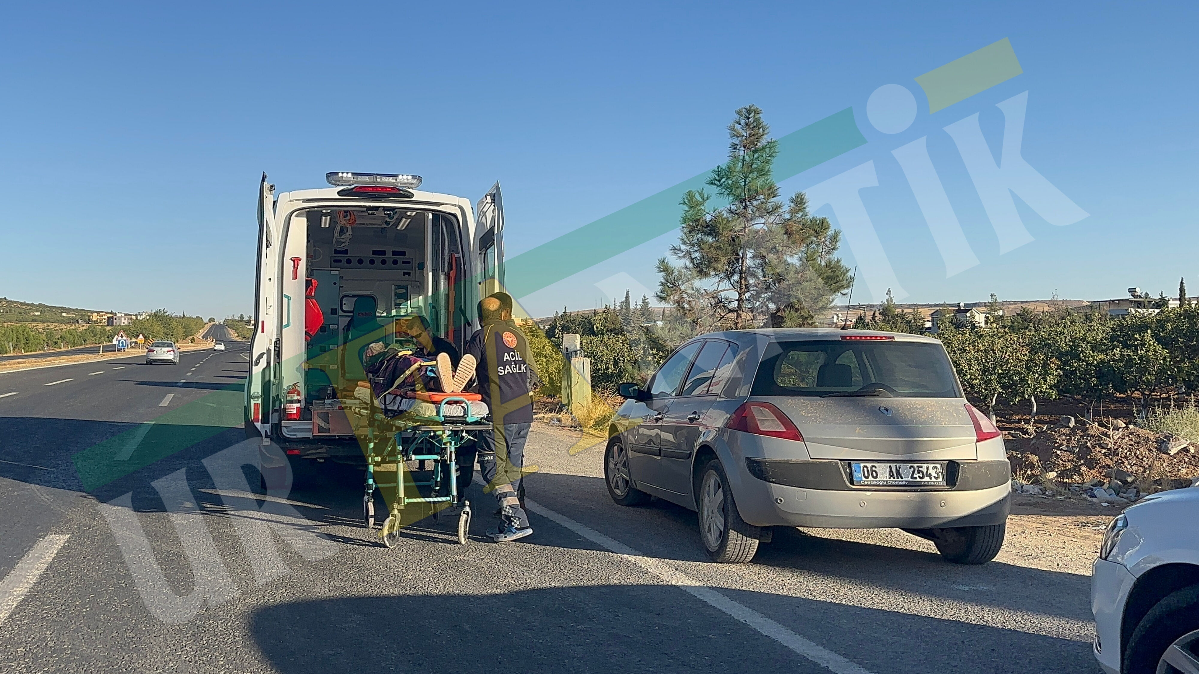 Şanlıurfa Bozova Yolunda İşçileri Taşıyan Minibüs Takla Attı Çok Sayıda Yaralı (3)-1