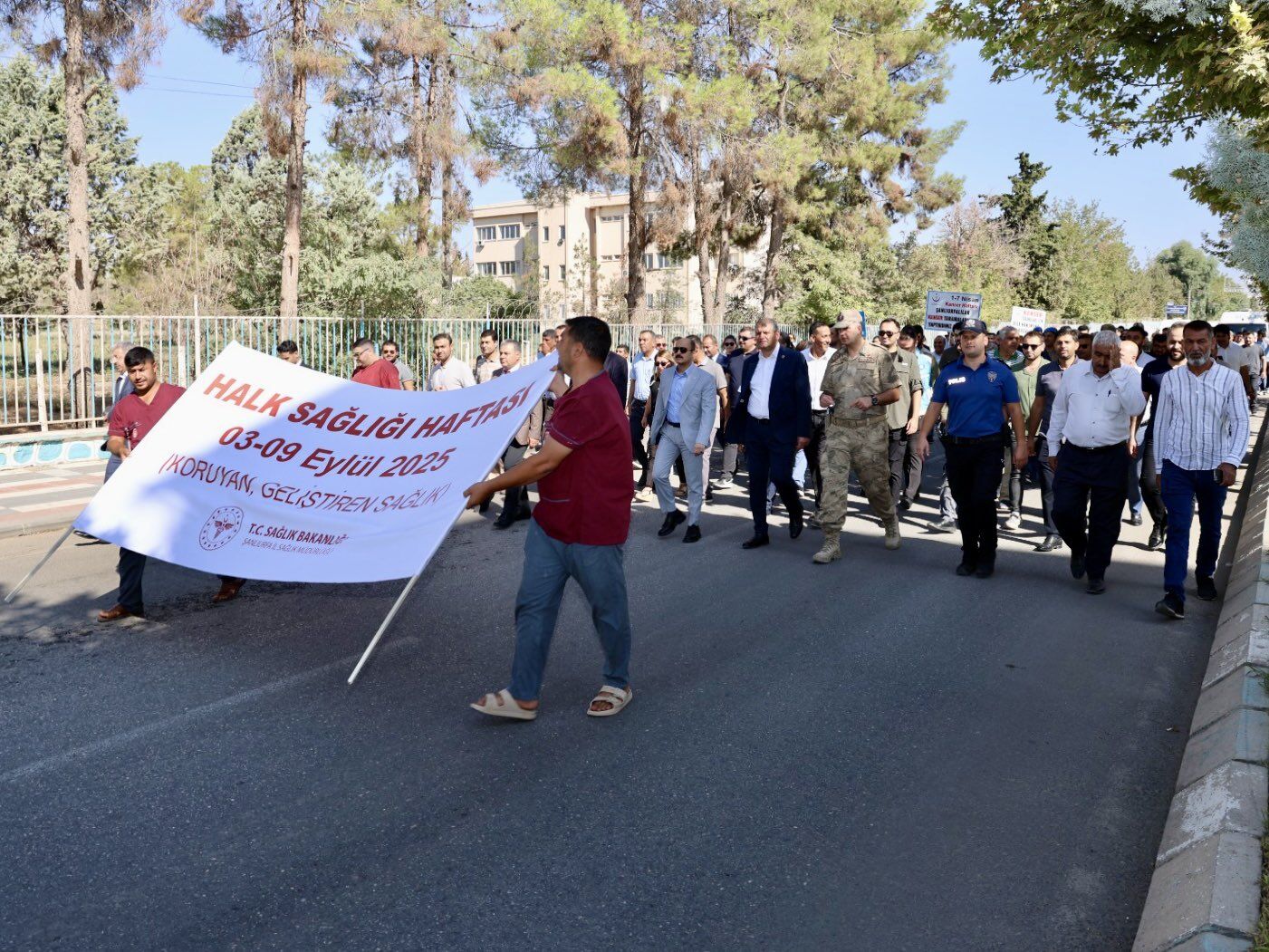 Şanlıurfa’nın Akçakale Ilçesinde Halk Sağlığı Haftası Dolaysıyla Yürüyüş Düzenlendi (5)