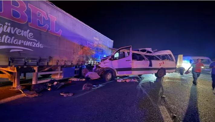 Tarım İşçilerini Taşıyan Minibüs Tıra Çarpt (1)