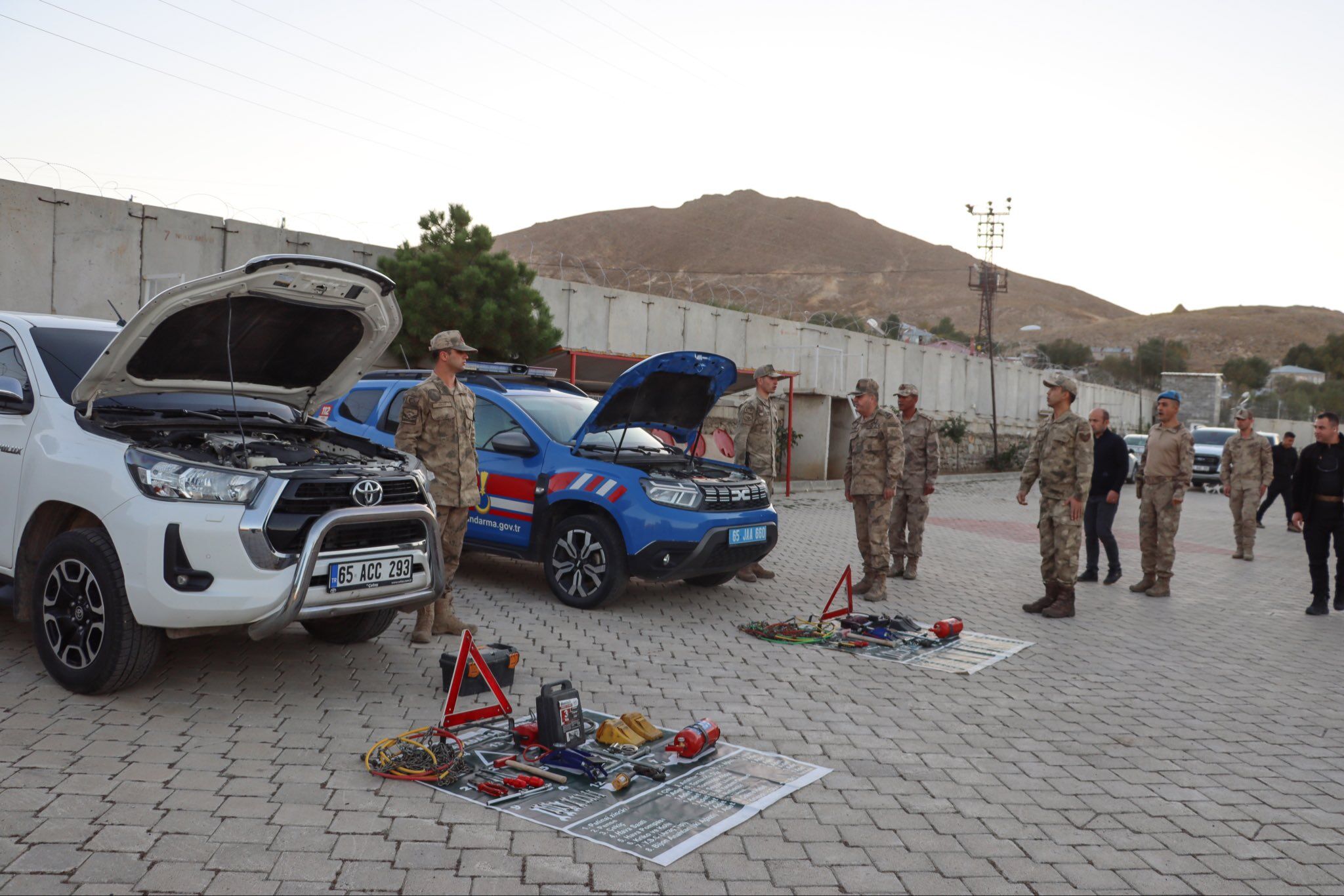 Tuğgeneral Avkıran, Çaldıran’da Jandarma Karakolunda İncelemelerde Bulundu