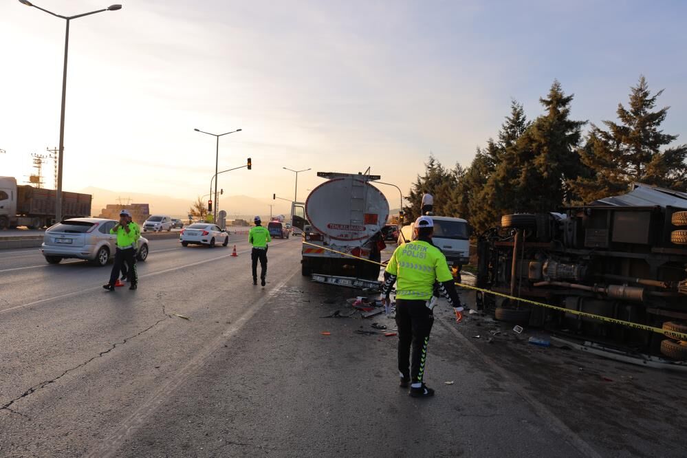 Kamyonet Sürücüsü Olay Yerinde Öldü (2)