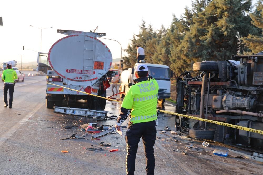 Kamyonet Sürücüsü Olay Yerinde Öldü (3)