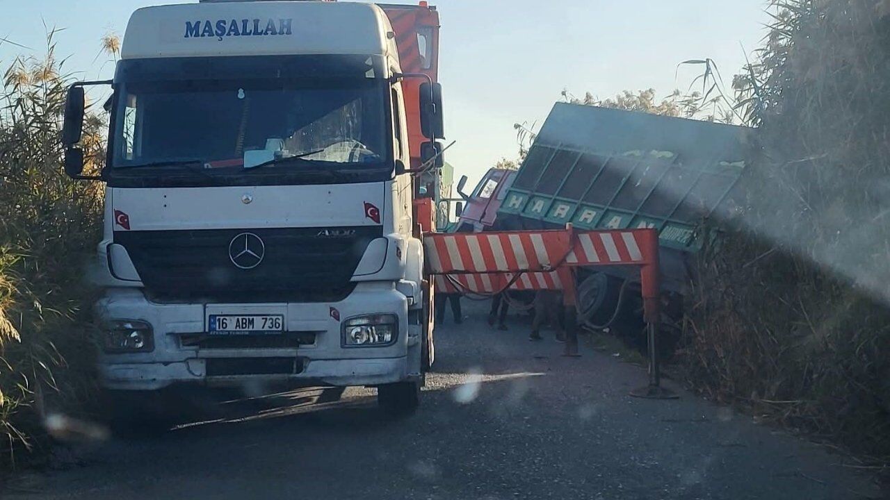 Pamuk Yüklü Kamyon Devrildi Sürücünün Yardımına Vatandaşlar Koştu (2)