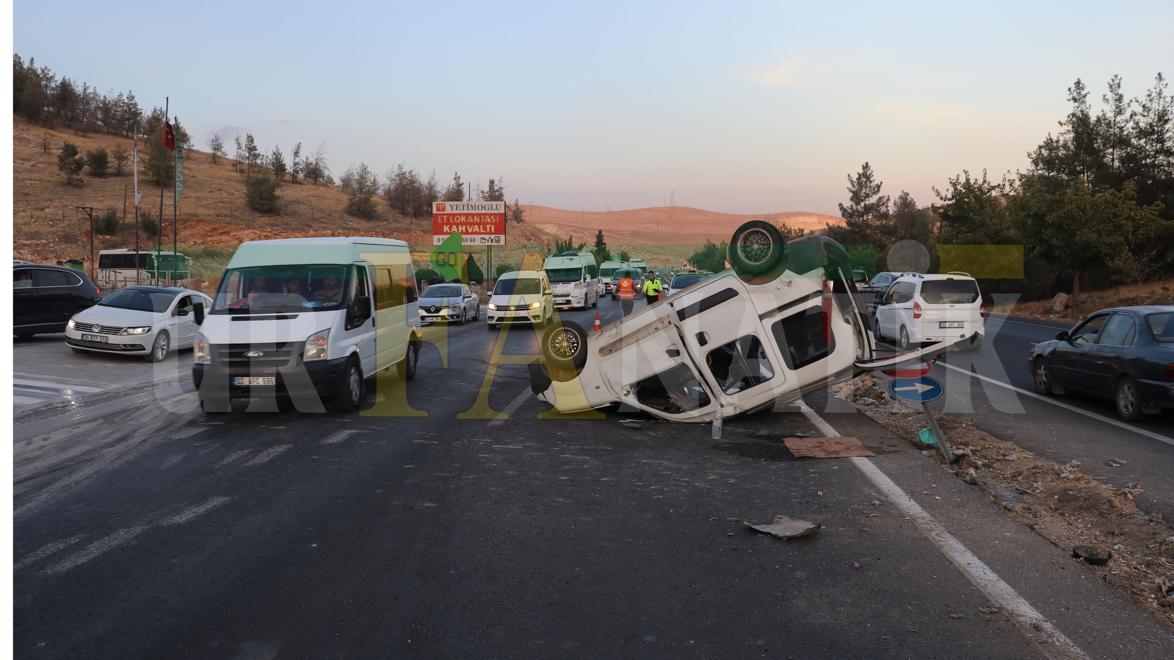 Şanlıurfa Ölüm Yolunda Araba Takla Attı Çok Sayıda Yaralı (2)