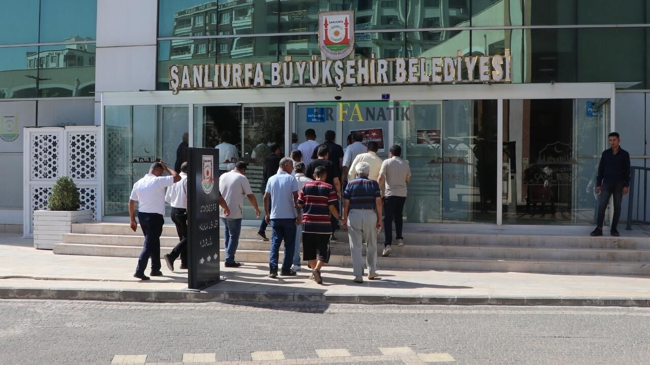 Şanlıurfa’da Bulunan Özel Halk Otobüsü Sahipleri, Büyükşehir Belediyesi’nden Beş Aydır Kira Ödemesi Alamadıklarını Belirterek Mağduriyetlerini Dile Getirdi.