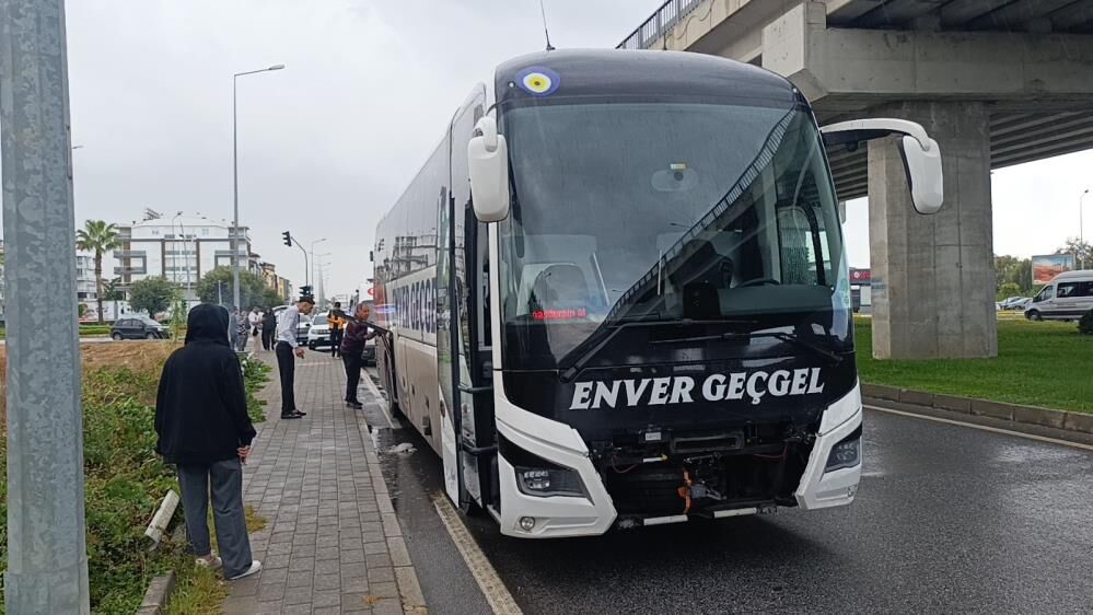 Şanlıurfa’dan Antalya’ya Giden Otobüs Manavgat’ta Kazaya Karıştı (1)
