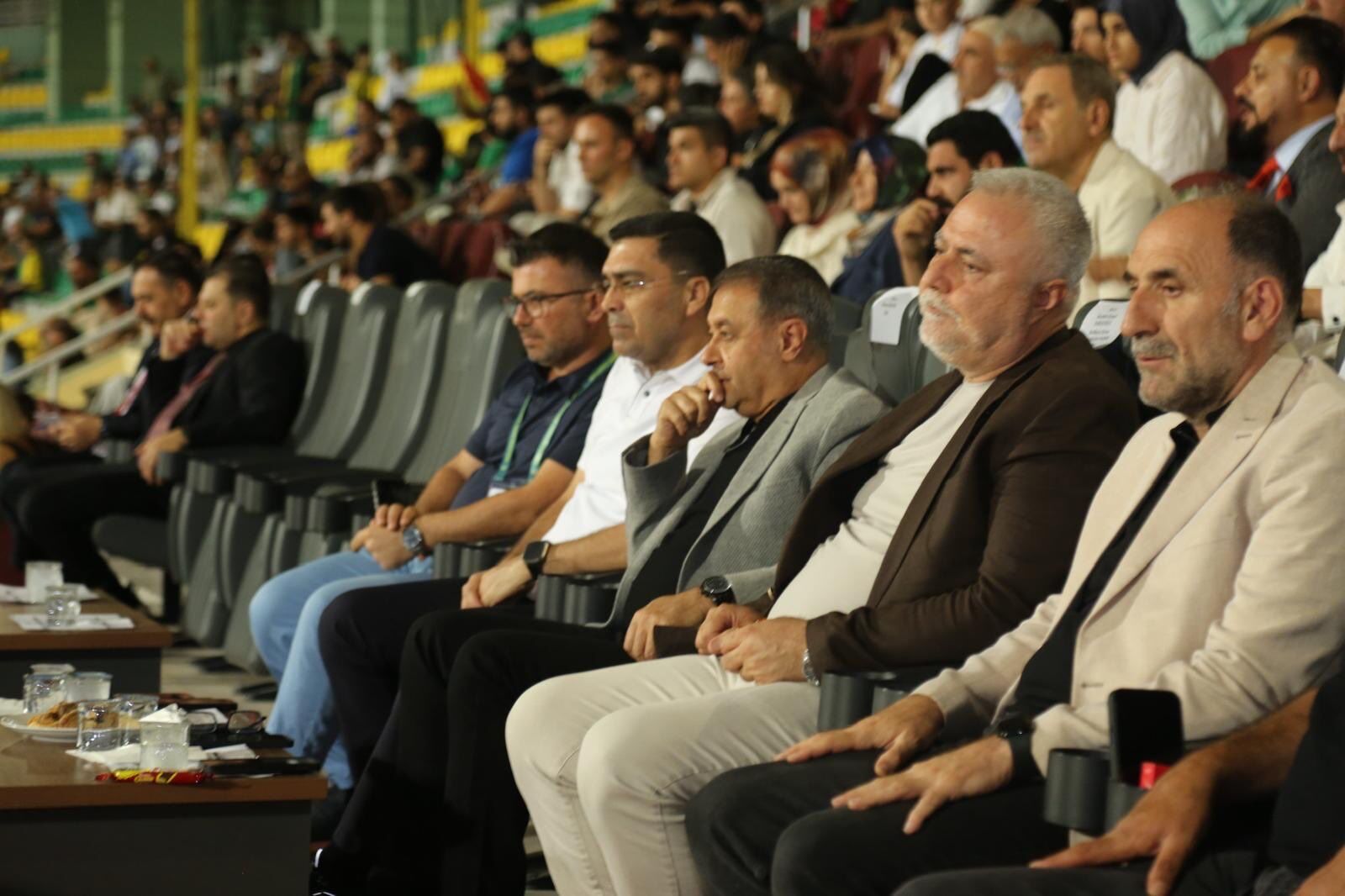 Vali Şıldak Ve Emniyet Müdürü Aksoy, Şanlıurfaspor’un Galibiyetine Tribünden Tanıklık Etti (4)
