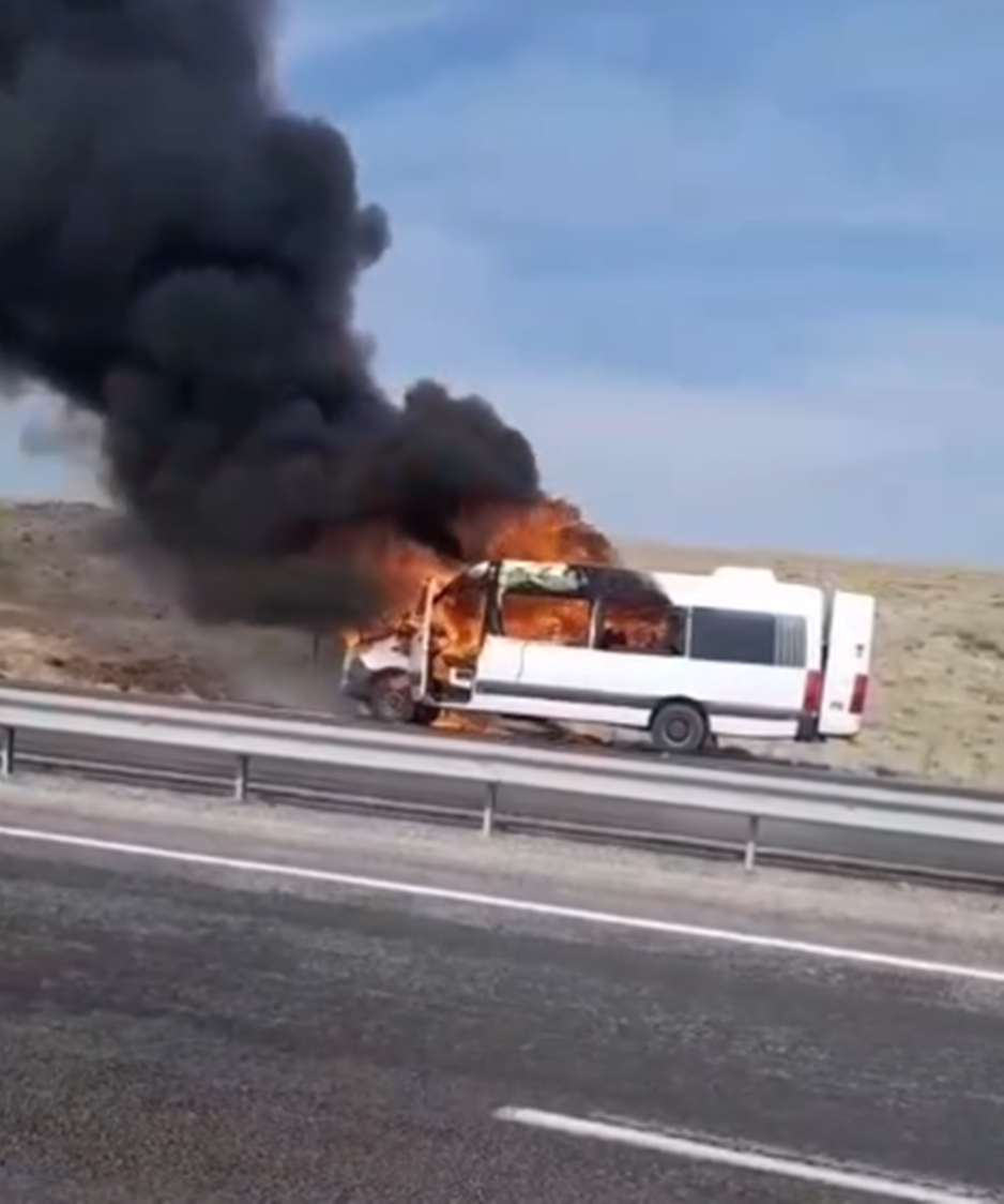 Şanlıurfa’da Seyir Halindeki Minibüs Biranda Yandı