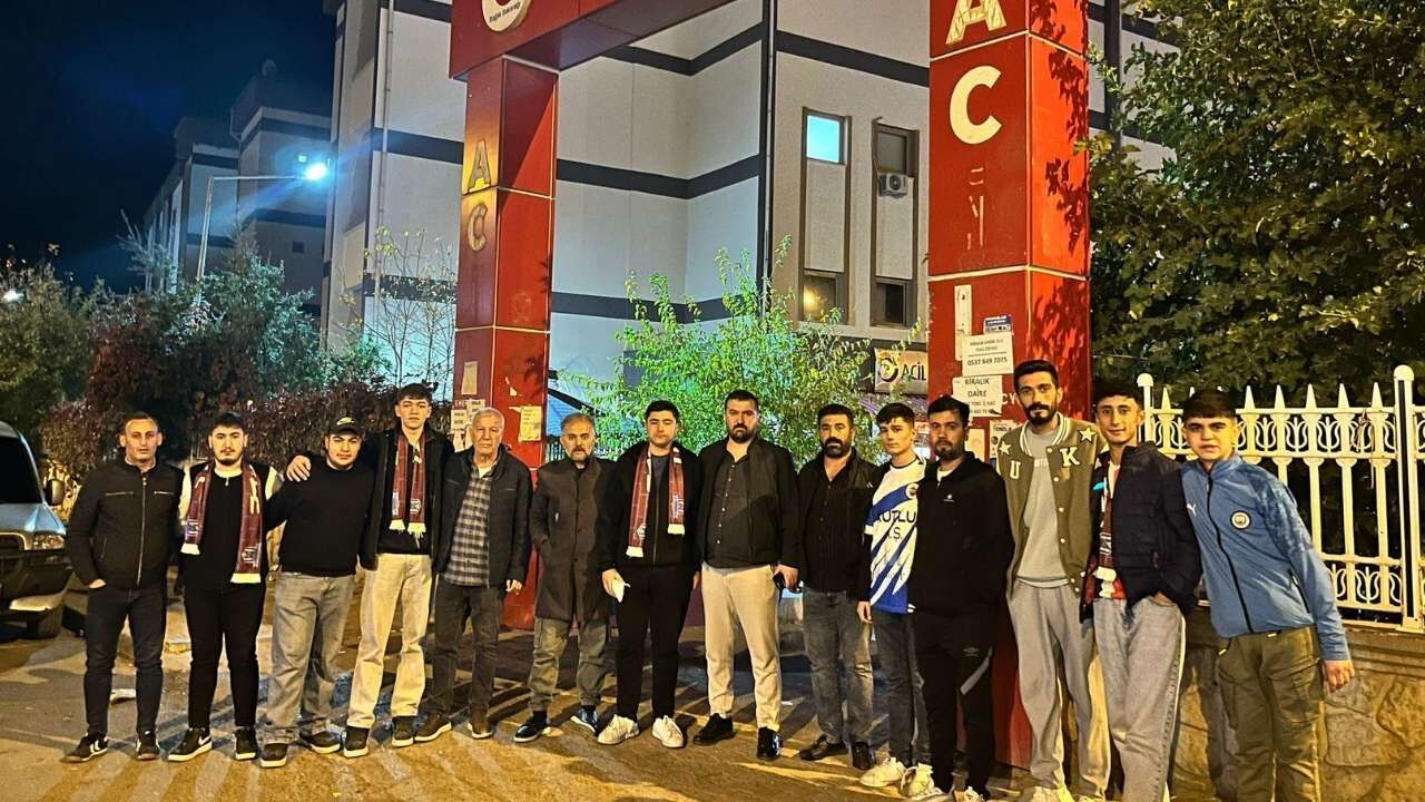 Kahta 02 Spor Kulübü Taraftarları Kahramanmaraş Deplasman Dönüşü Saldırıya Uğradı (1)