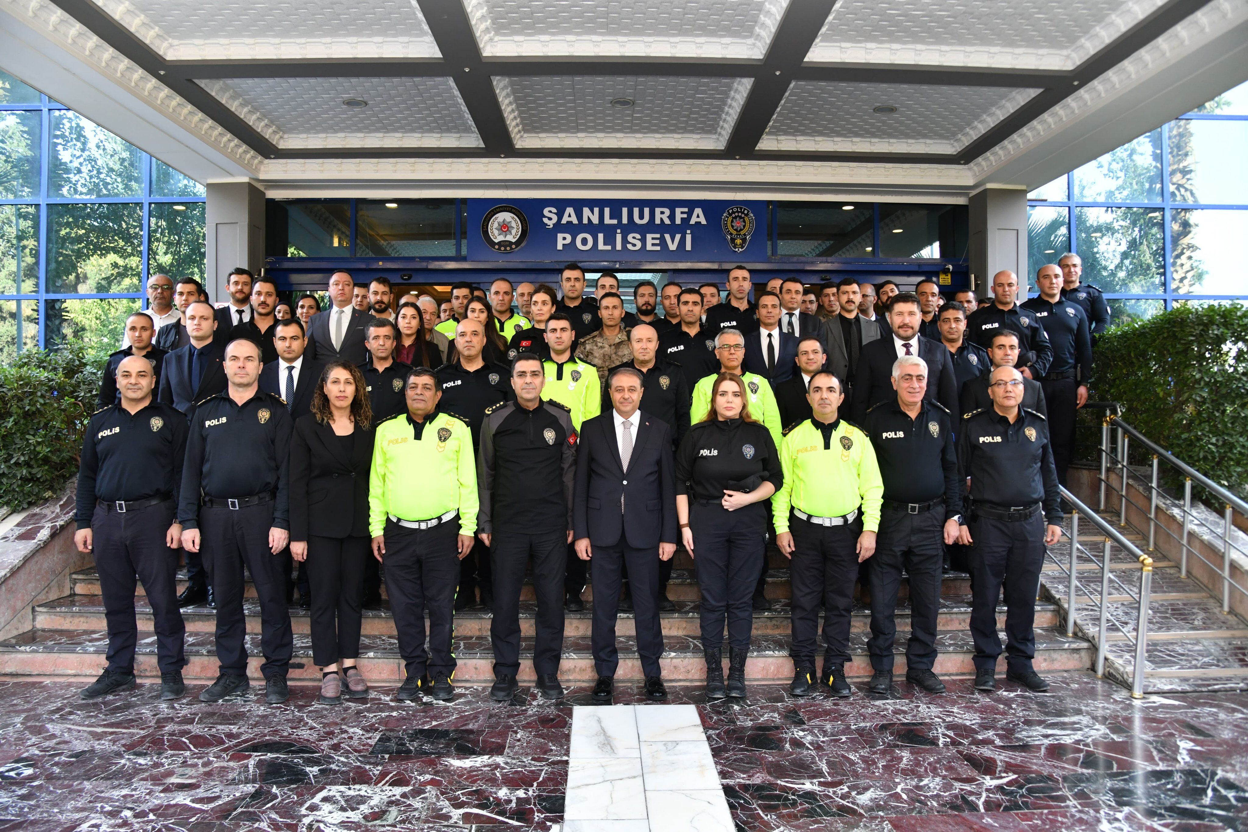 Şanlıurfa Valisi Şıldak Ve Emniyet Müdürü Aksoy, Polislerle Bir Araya Geldi (1)
