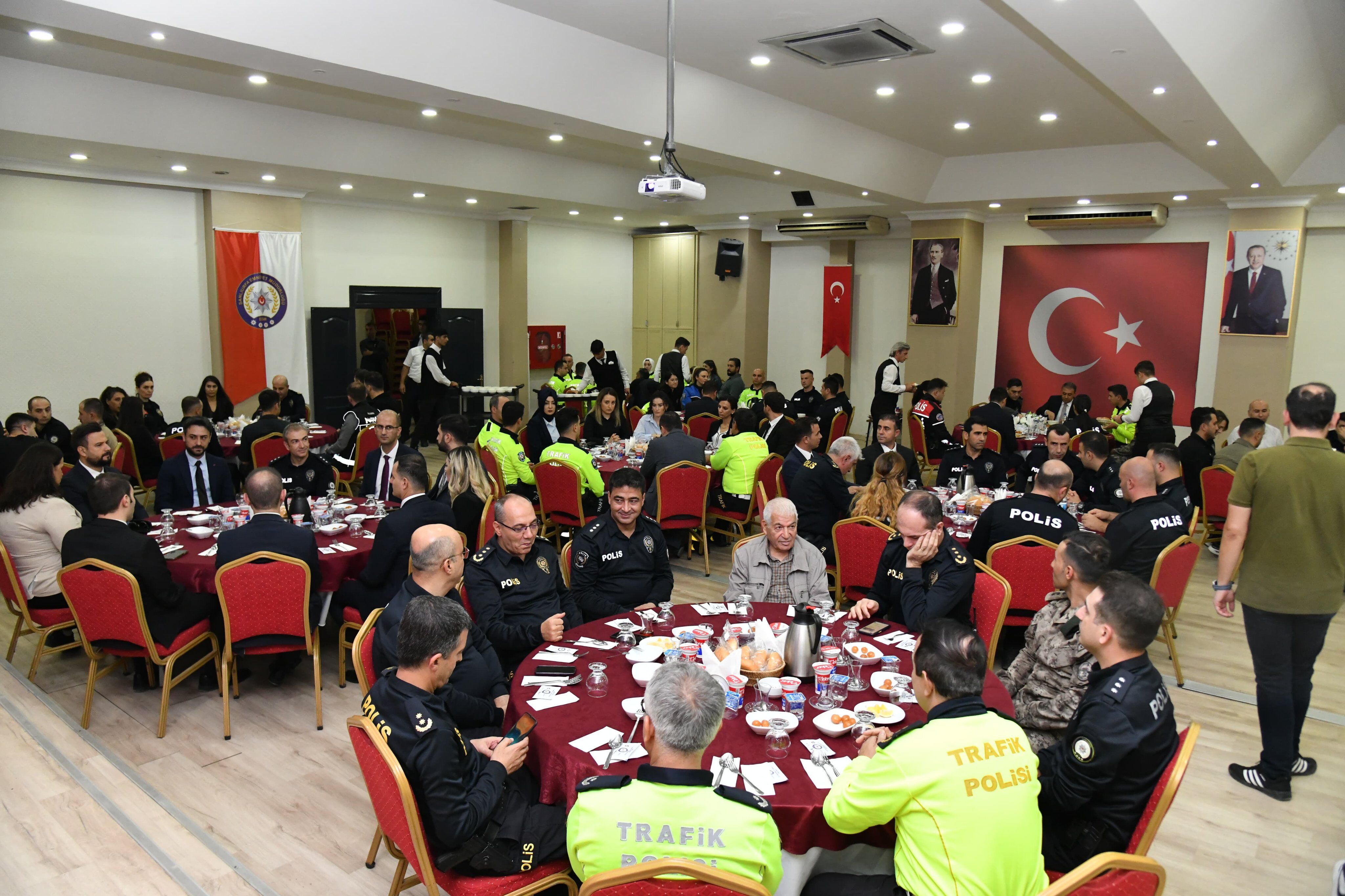 Şanlıurfa Valisi Şıldak Ve Emniyet Müdürü Aksoy, Polislerle Bir Araya Geldi (2)