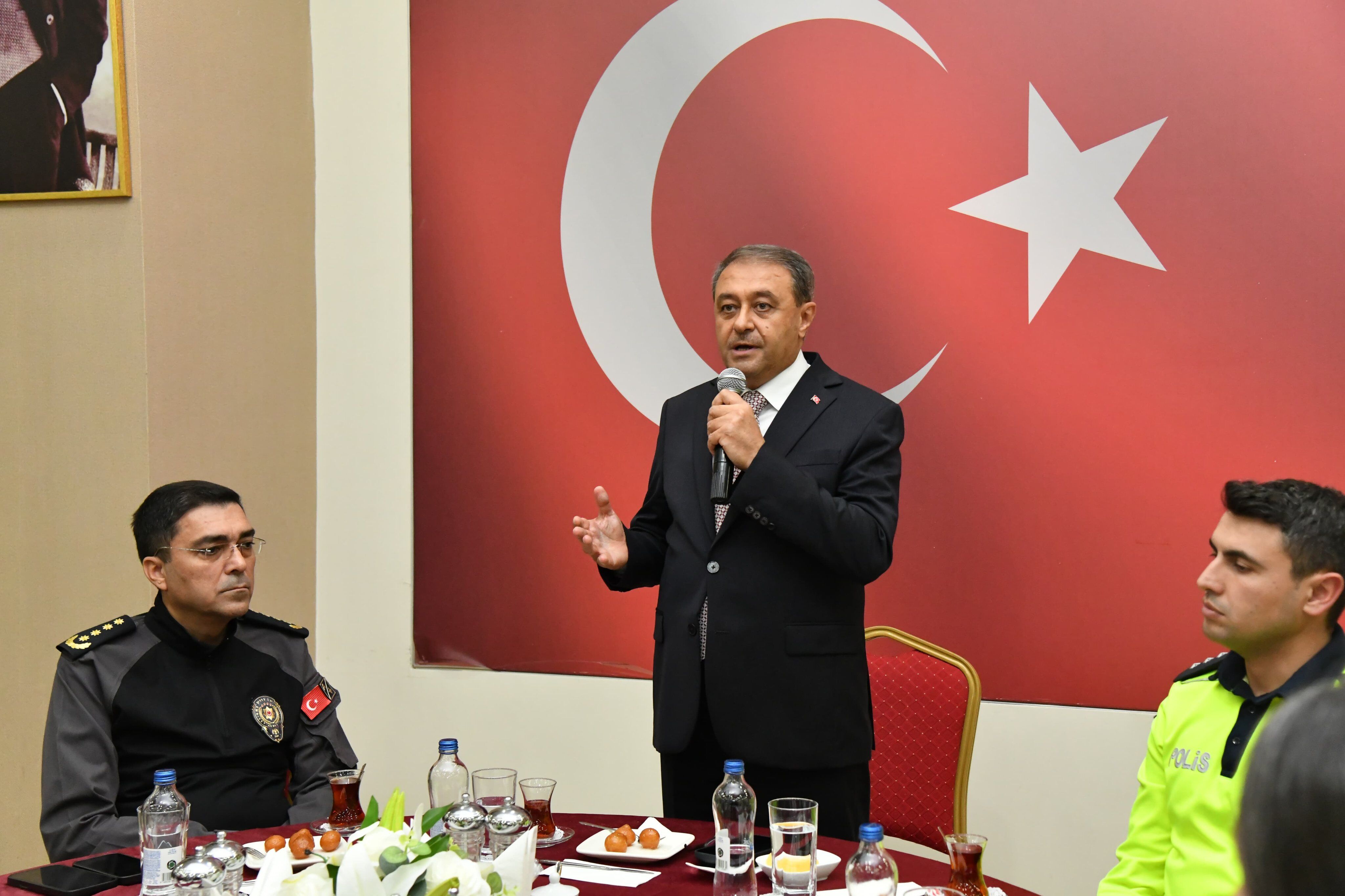 Şanlıurfa Valisi Şıldak Ve Emniyet Müdürü Aksoy, Polislerle Bir Araya Geldi (4)