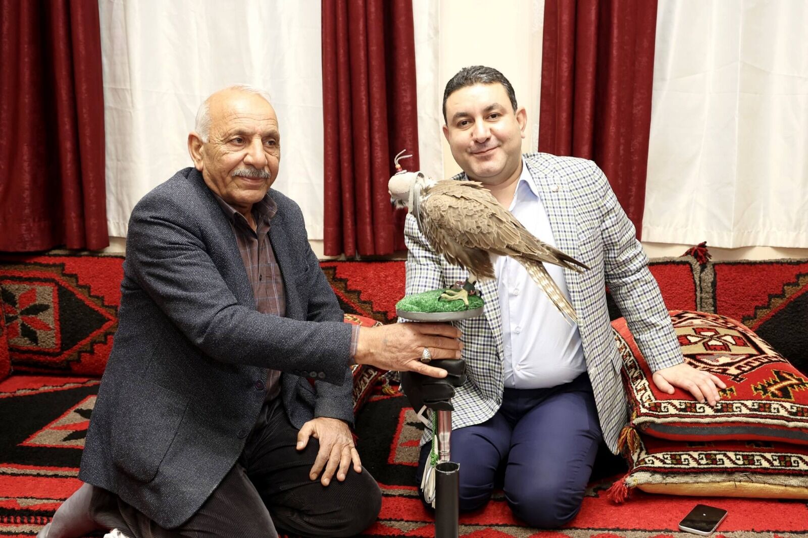 Şanlıurfa’da Belediye Başkanına Şahin Hediye Edildi (2)