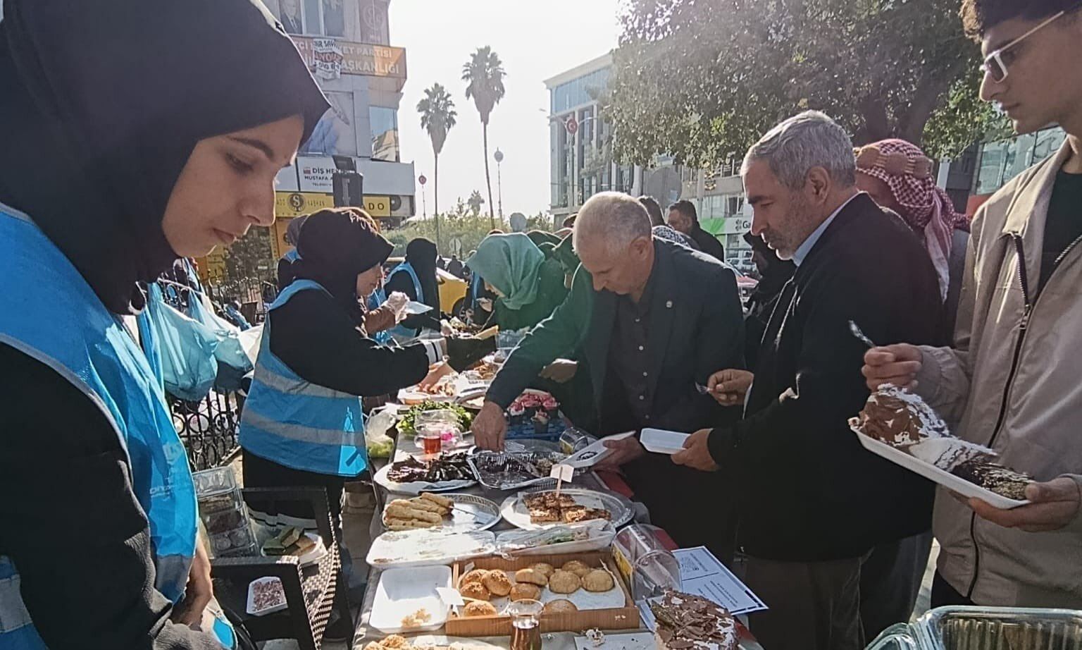 Şanlıurfa’da Filistin’e Destek İçin Hayır Çarşısı Kuruldu (4)