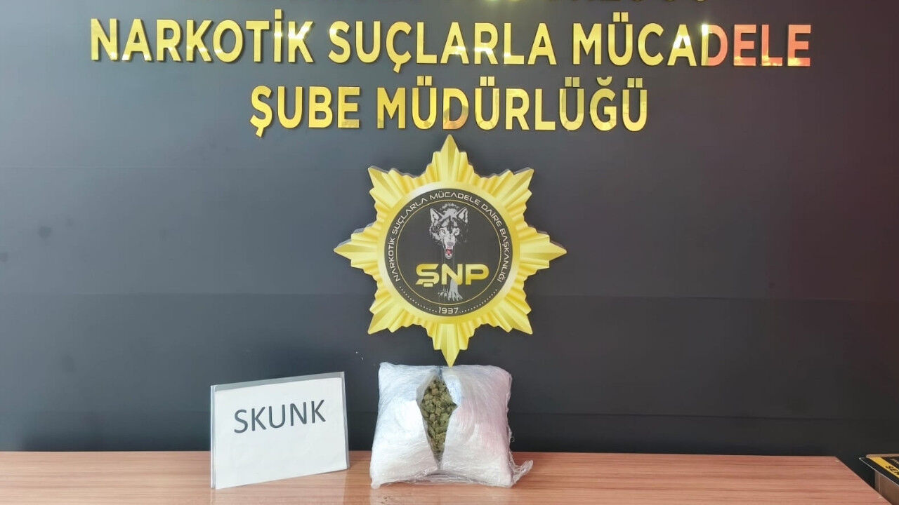 Şanlıurfa’da Yunus Timleri Şüphe Üzerinde Durdurdukları Bir Şahsın Üzerinde Skunk Maddesi Ele Geçirdi (2)