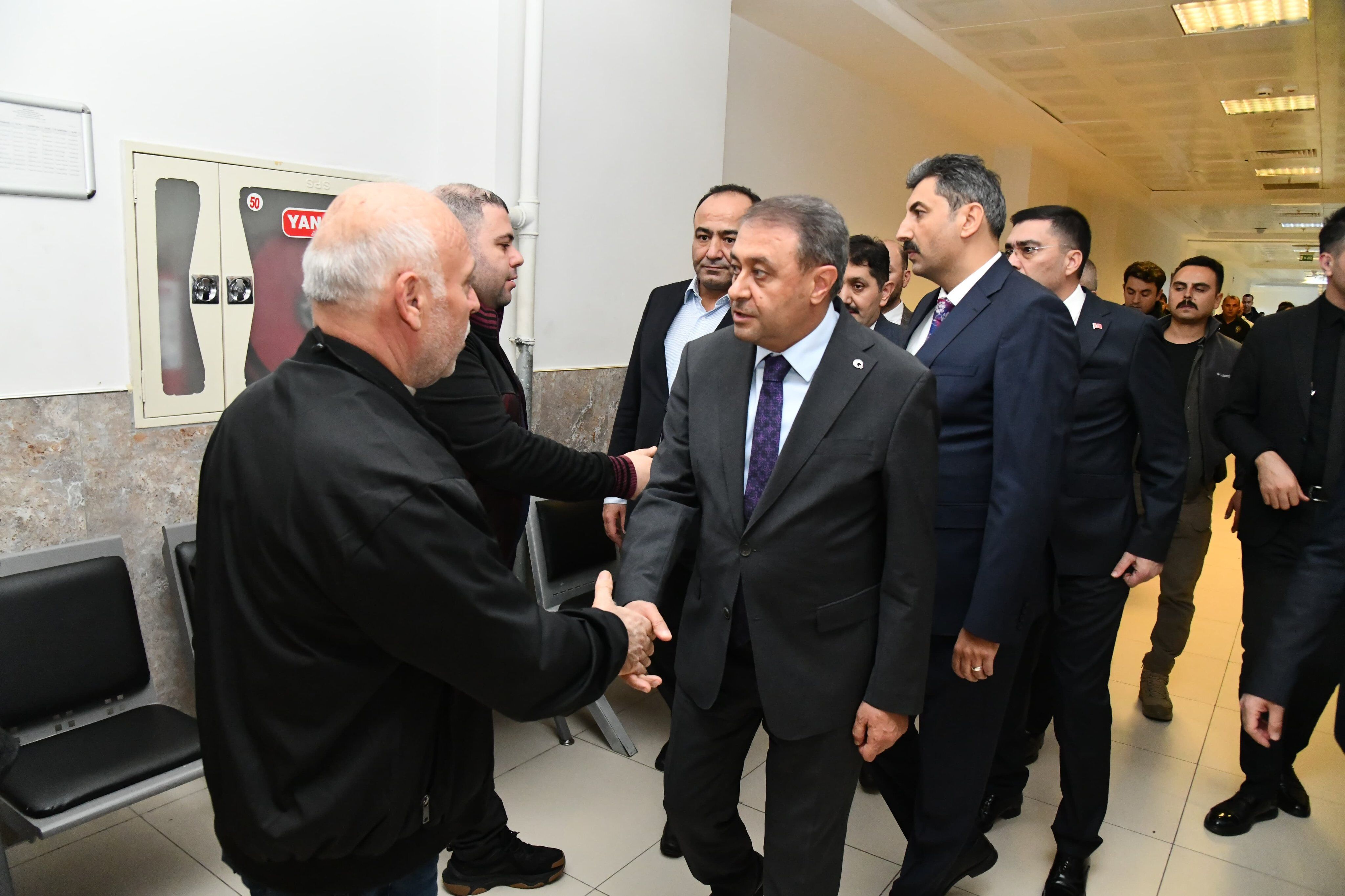 Vali Şıldak, Adliyedeki Patlamada Yaralanan Zabıt Katibini Hastanede Ziyaret Etti (1)