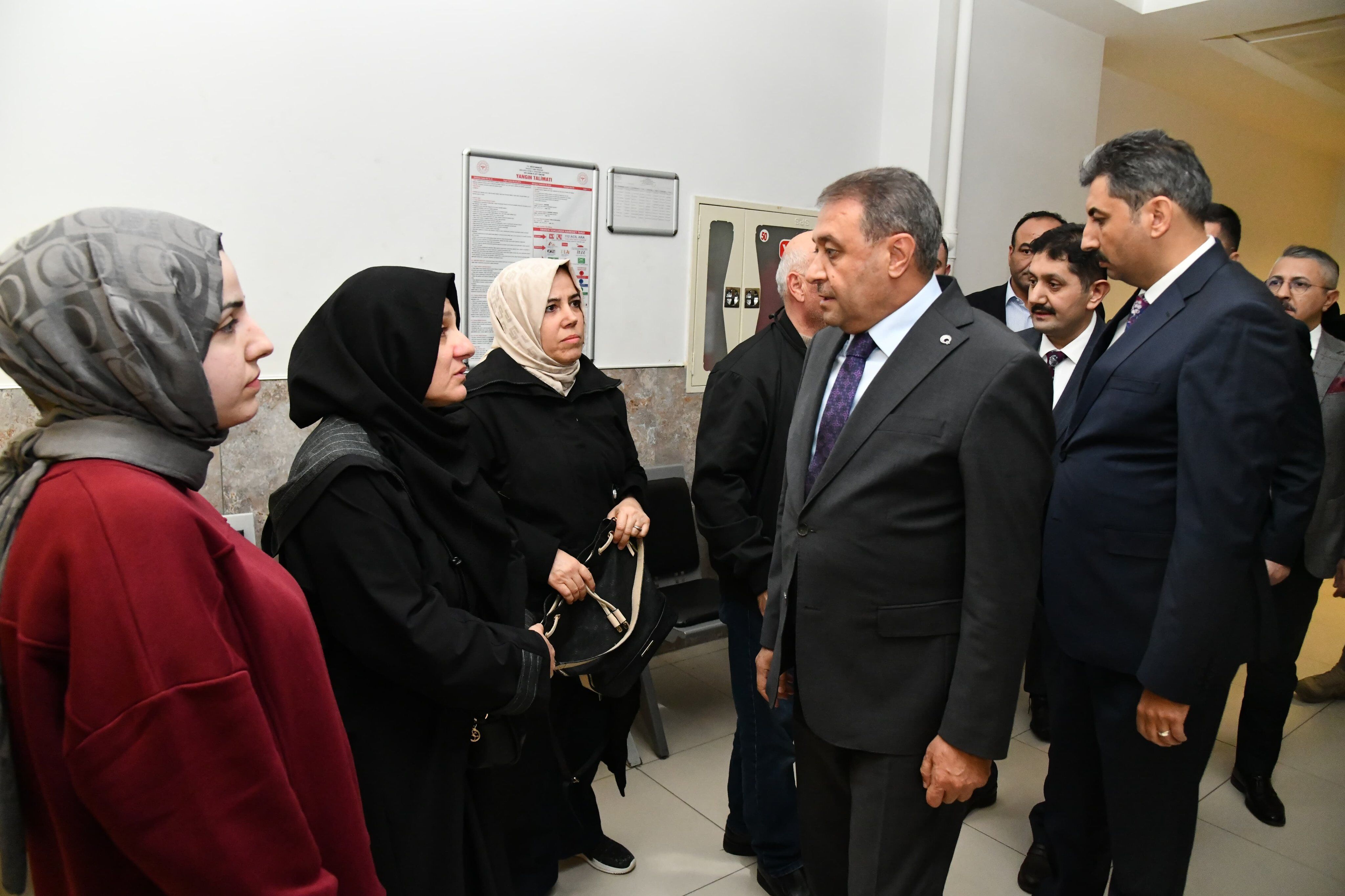 Vali Şıldak, Adliyedeki Patlamada Yaralanan Zabıt Katibini Hastanede Ziyaret Etti (3)