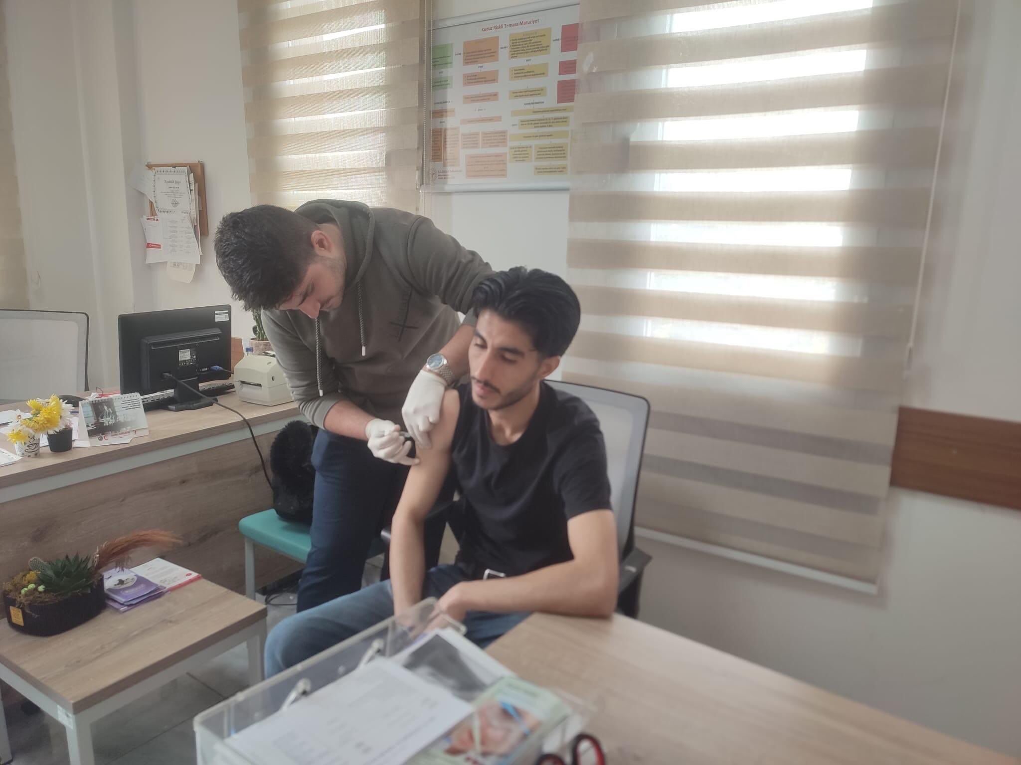 Bozova İlçe Sağlık Müdürlüğü Asker Adaylarını Aşılayarak Bilgilendirdi (1)