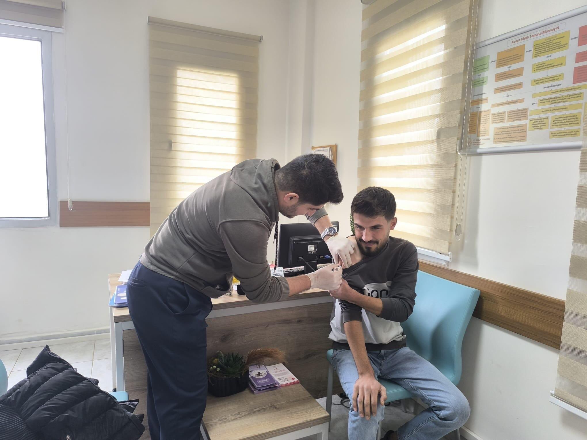 Bozova İlçe Sağlık Müdürlüğü Asker Adaylarını Aşılayarak Bilgilendirdi (2)