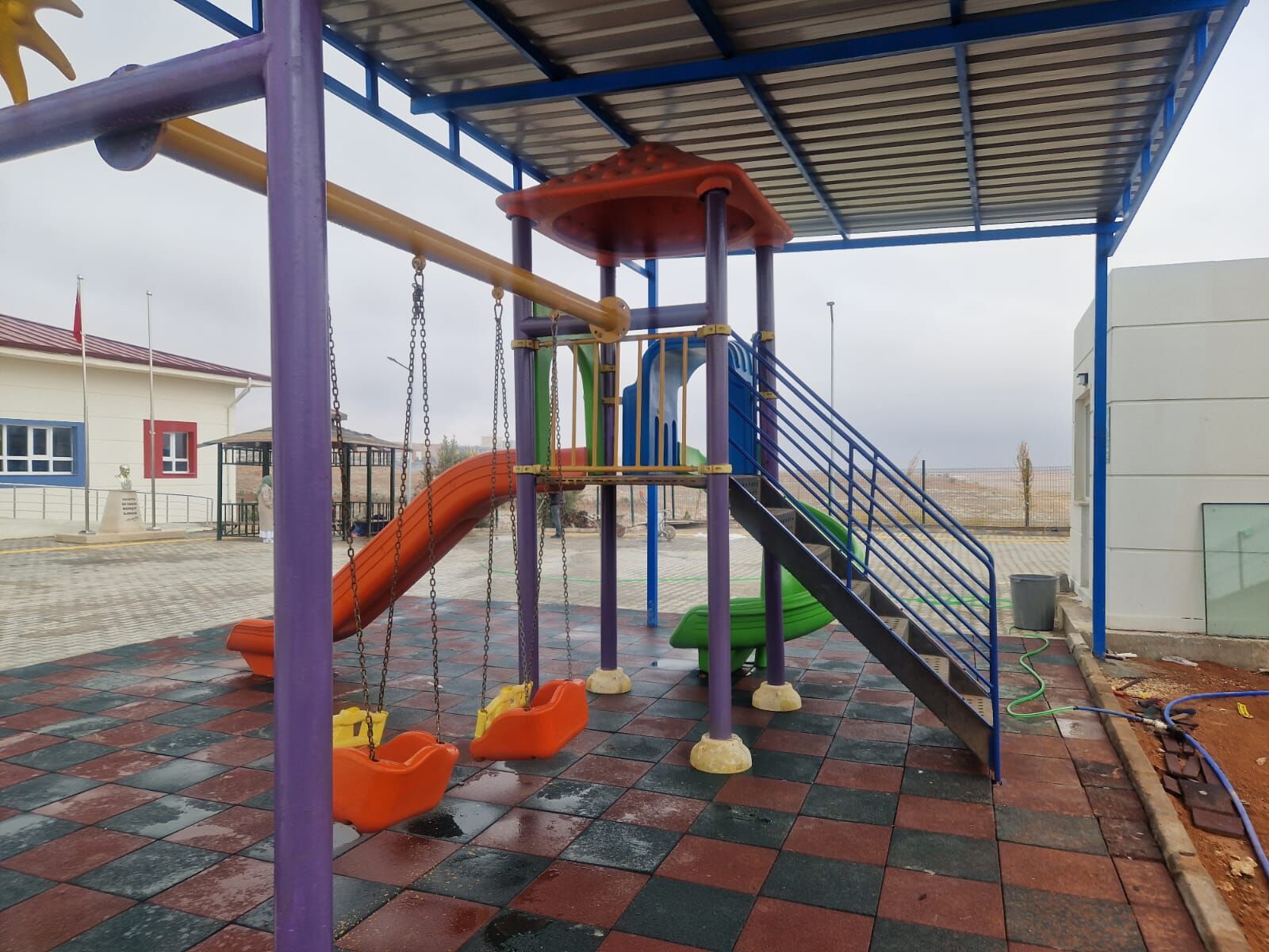 Halfeti’de Miniklere Büyük Sürpriz Anaokulu Bahçesine Yeni Oyun Grubu Görsel 1