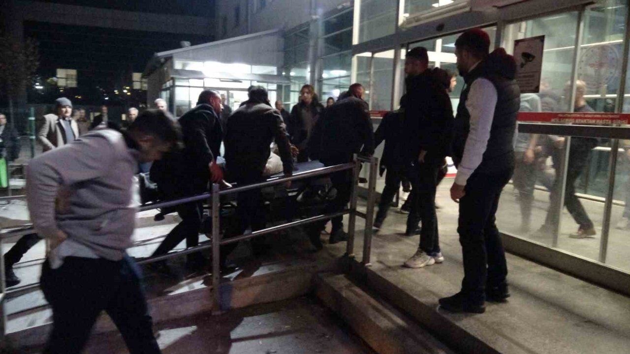 Polis Merkezi Önünde Bıçaklı Kavga Yaralılar Var! (2)