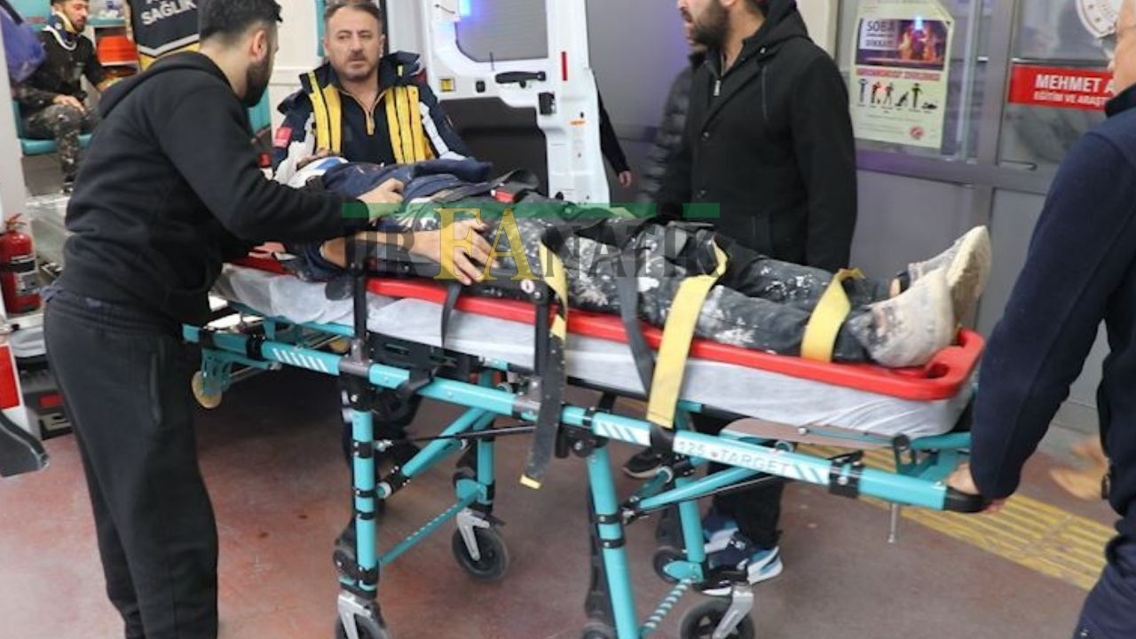 Şanlıurfa Suruç Karayolunda Hafif Ticari Araç Ile Otomobil Çarpıştı (5)