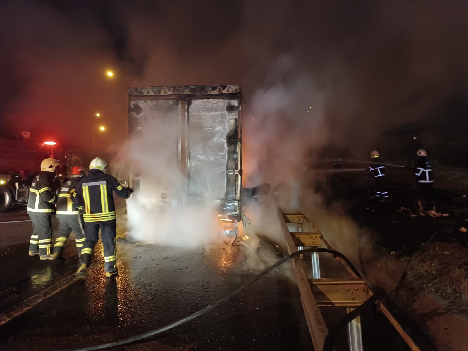 Şanlıurfa'da Beyaz Eşyaz Yüklü Tırda Yangın (1)