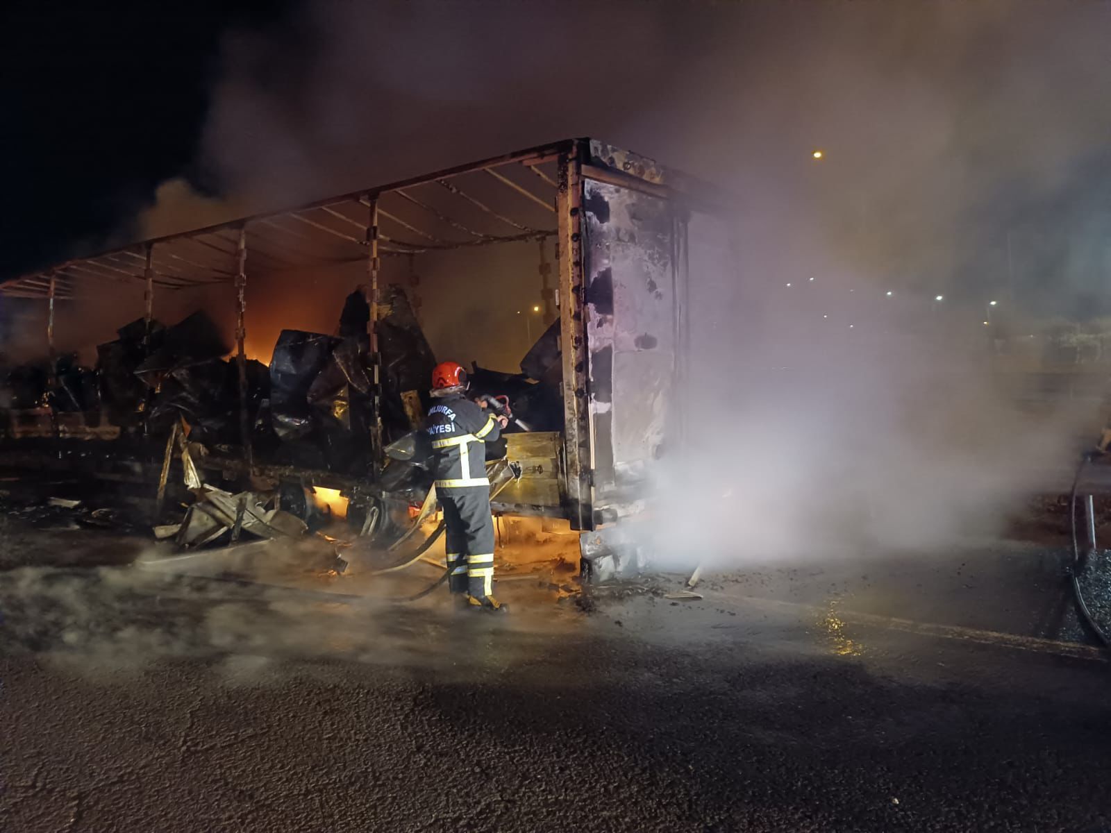 Şanlıurfa'da Beyaz Eşyaz Yüklü Tırda Yangın (2)