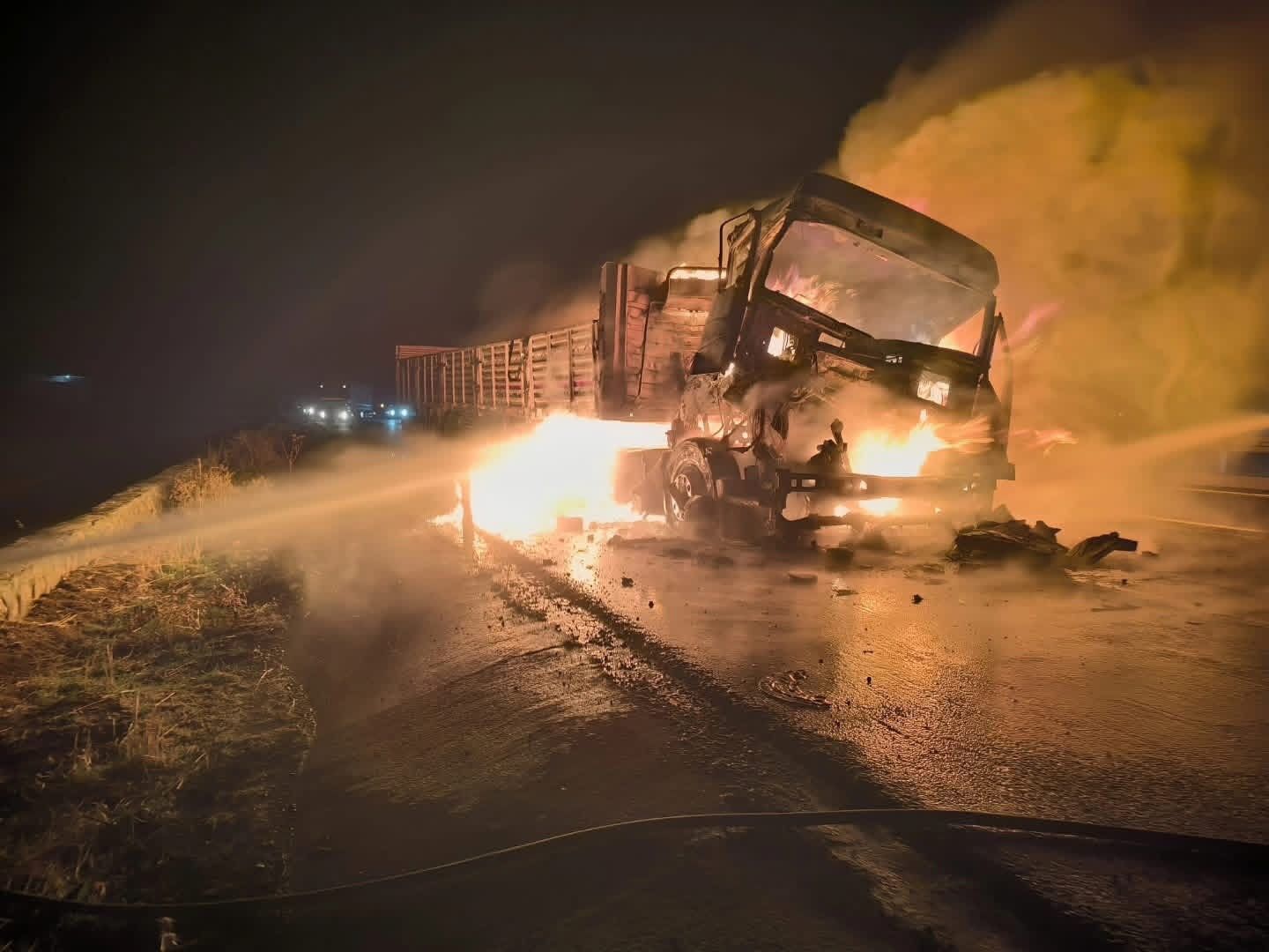 Şanlıurfalı Sürücü Alev Alan Tir’dan Son Anda Kurtuldu (2)