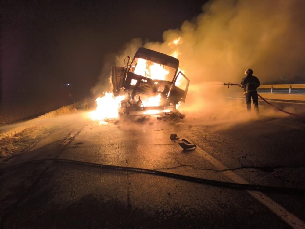 Şanlıurfalı Sürücü Alev Alan Tir’dan Son Anda Kurtuldu (3)