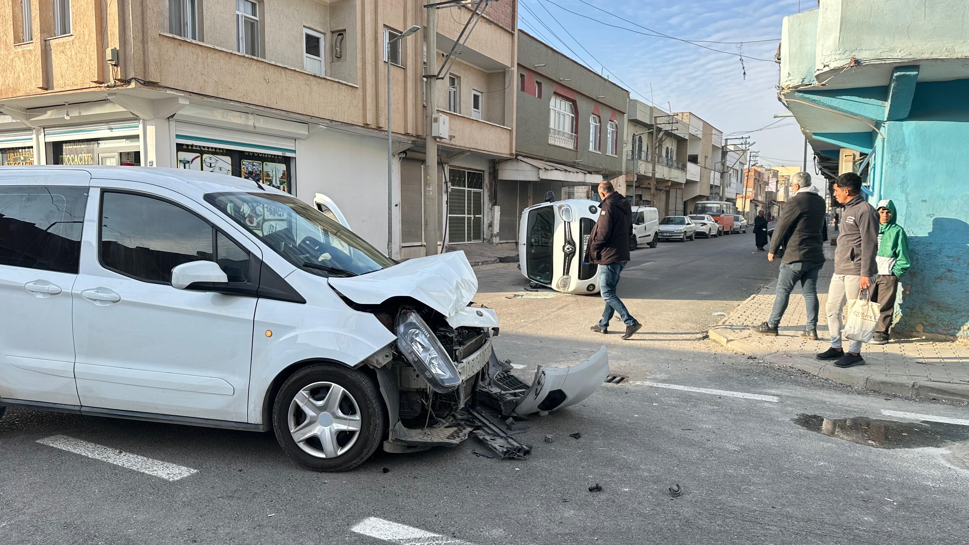 Şehit Ömer Halisdemir Caddesi’nde İki Araç Çarpıştı (1)