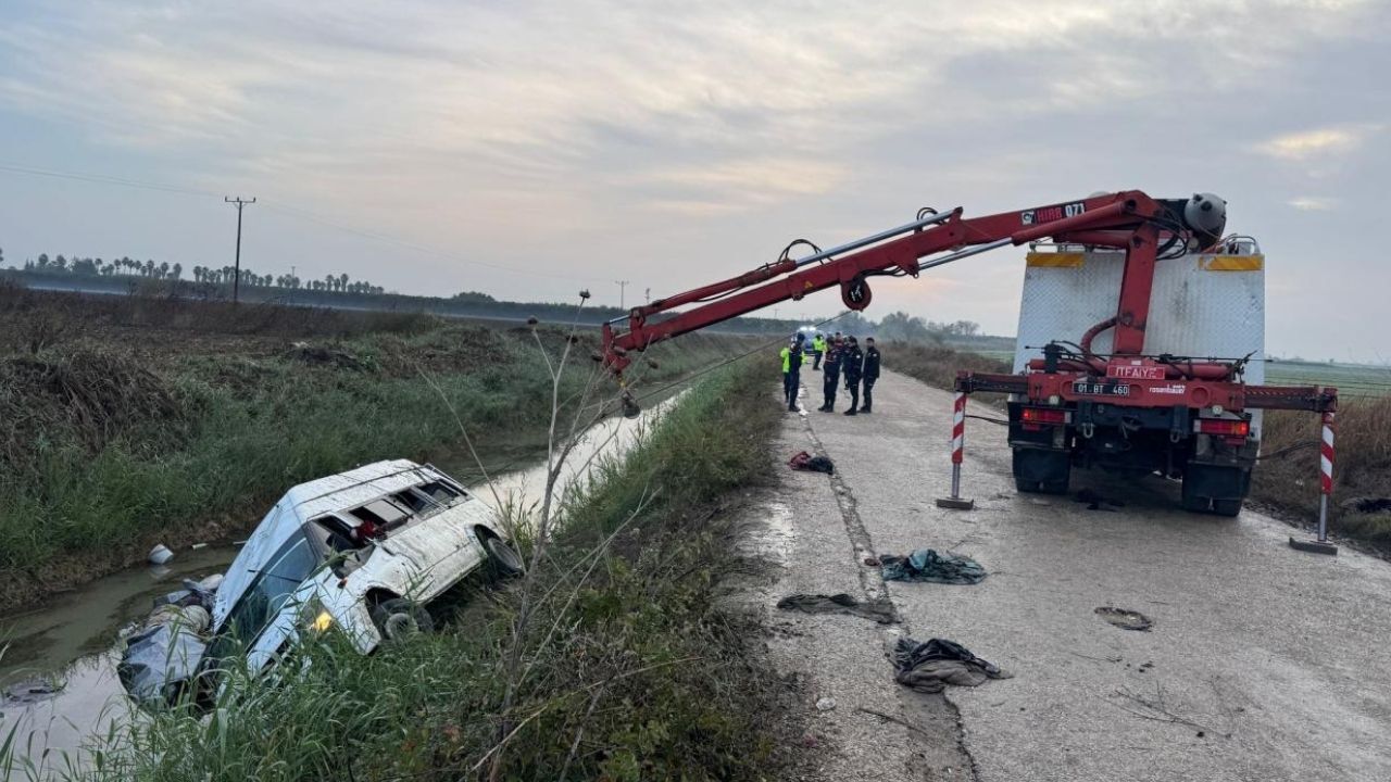 Tarım Işçilerini Taşıyan Minibüs Sulama Kanalına Devrildi. Kazada 18 Kişi Yaralandı (2)