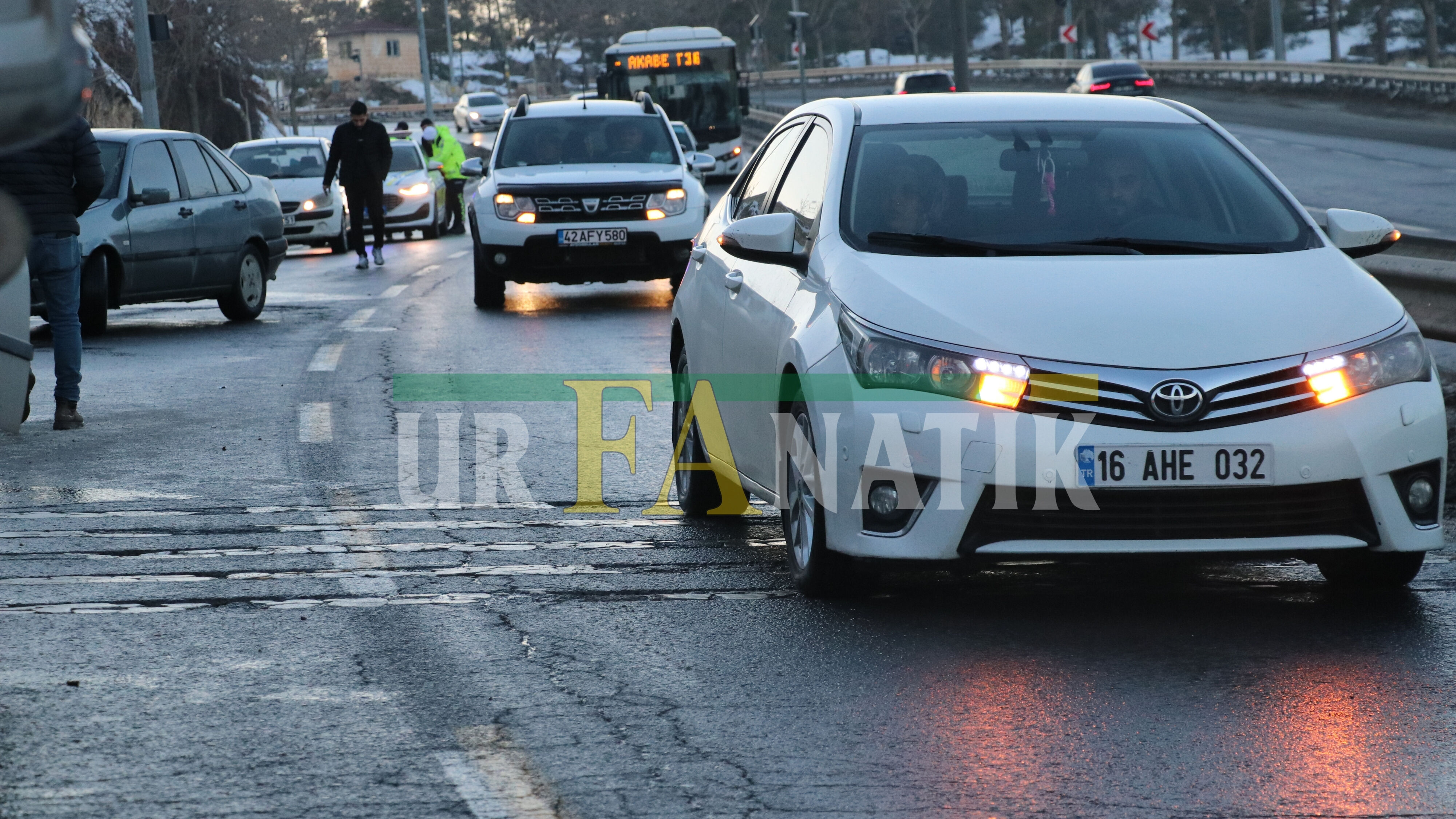 Şanlıurfa Eyyübiye’de Buzlanan Yolda Trafik Kazası-1